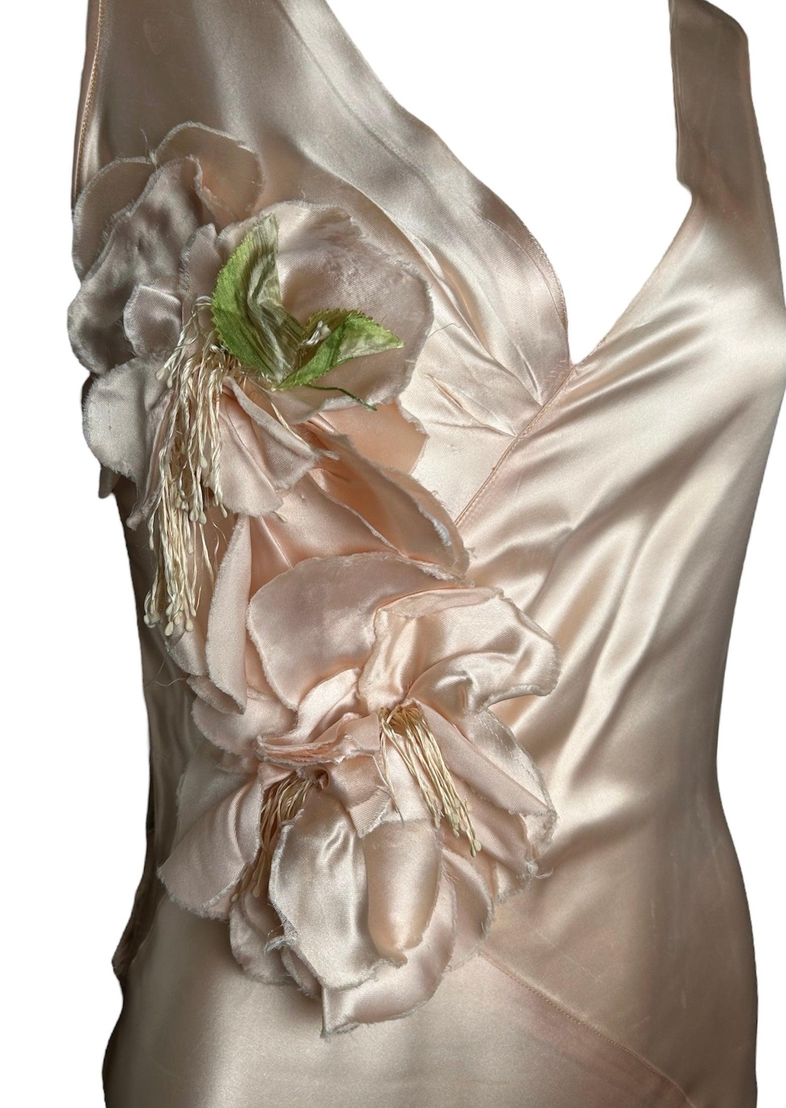 Cette magnifique robe blush est le reflet des rêves romantiques des mariées. Délicate et incarnant le glamour du vieil Hollywood, vous serez un exemple d'élégance lors de n'importe quel événement. Coupée dans le biais, cette robe est très ajustée et