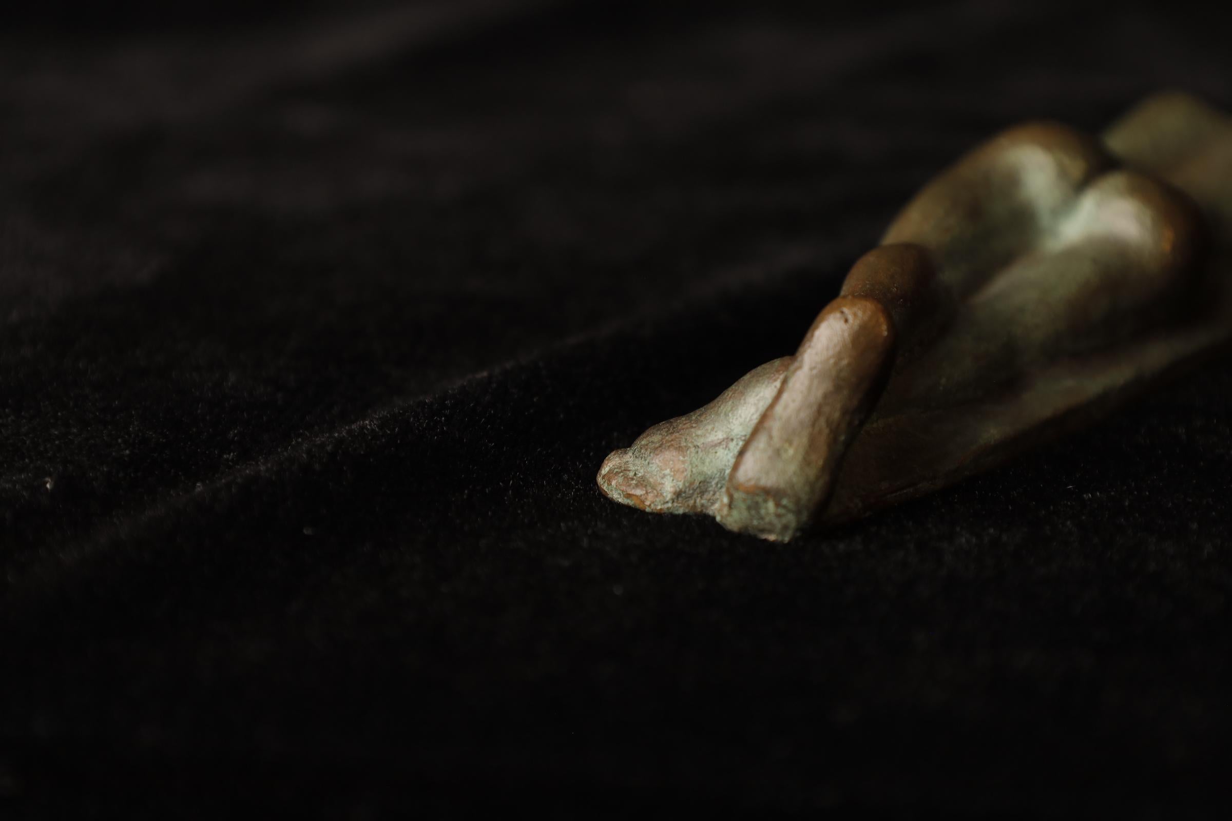 Delicate bronze statue 'Woman' by Nobuko Murakoshi For Sale 8