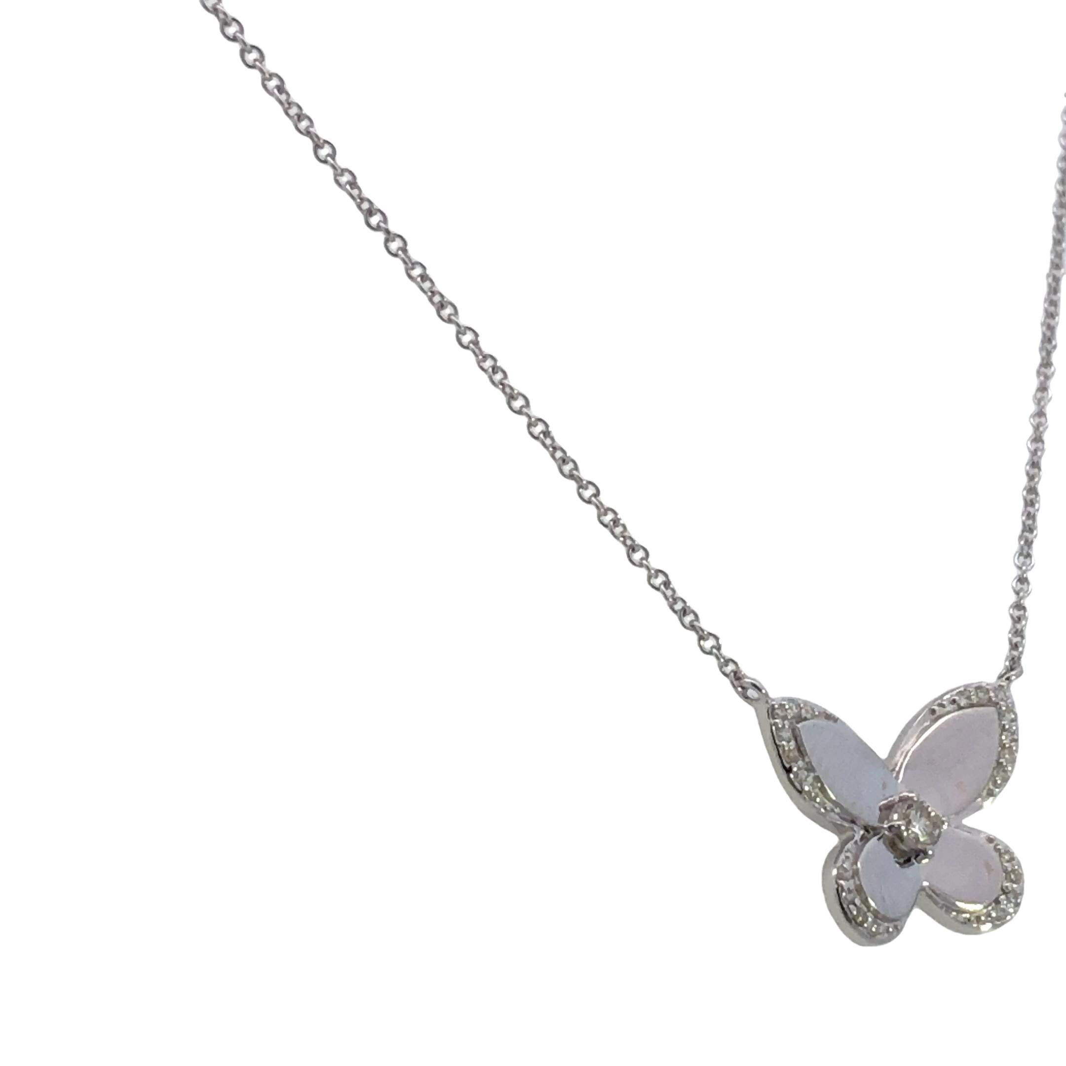 Moderno Delicata collana con ciondolo a forma di farfalla in oro bianco 14k con accenti di diamanti in vendita