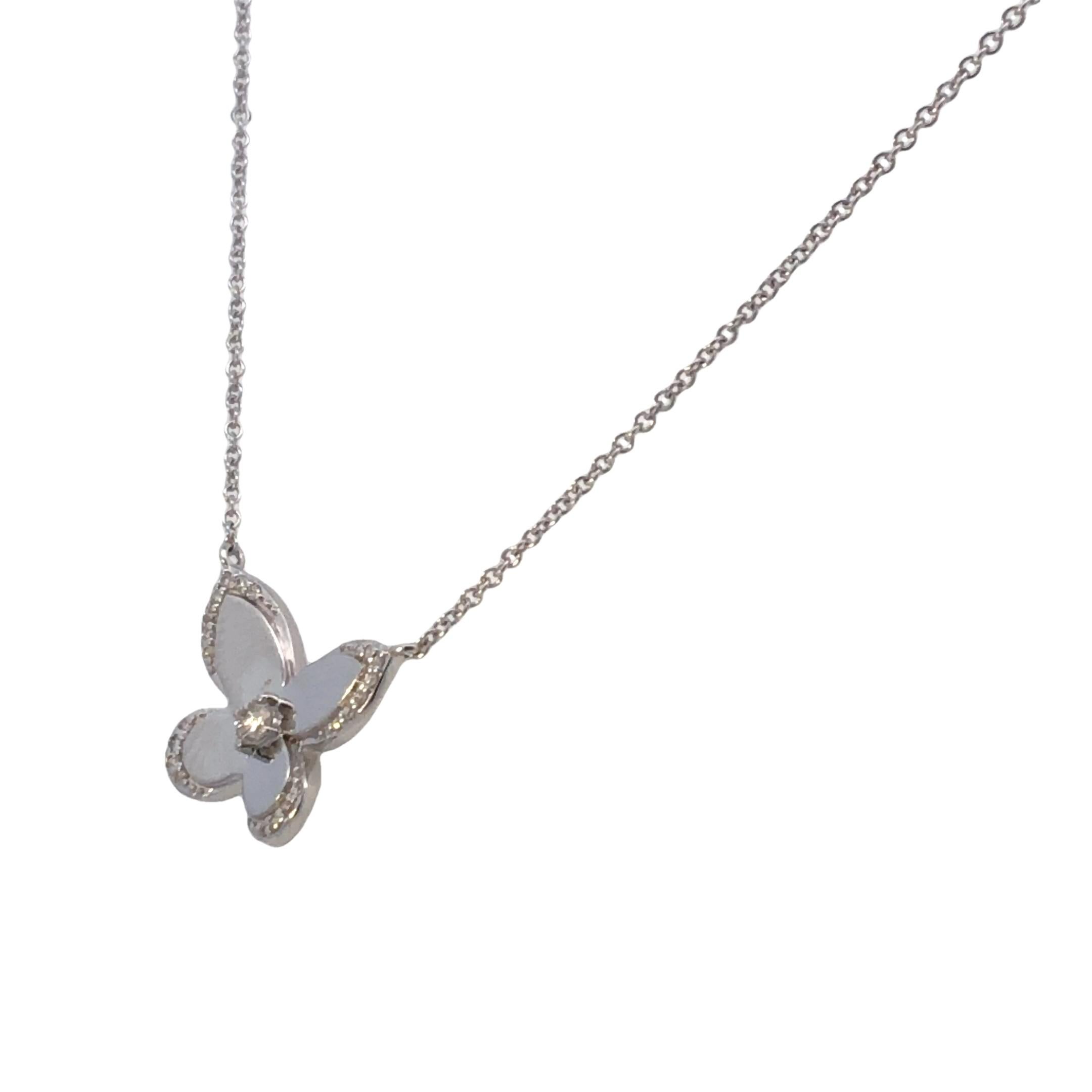 Taglio rotondo Delicata collana con ciondolo a forma di farfalla in oro bianco 14k con accenti di diamanti in vendita