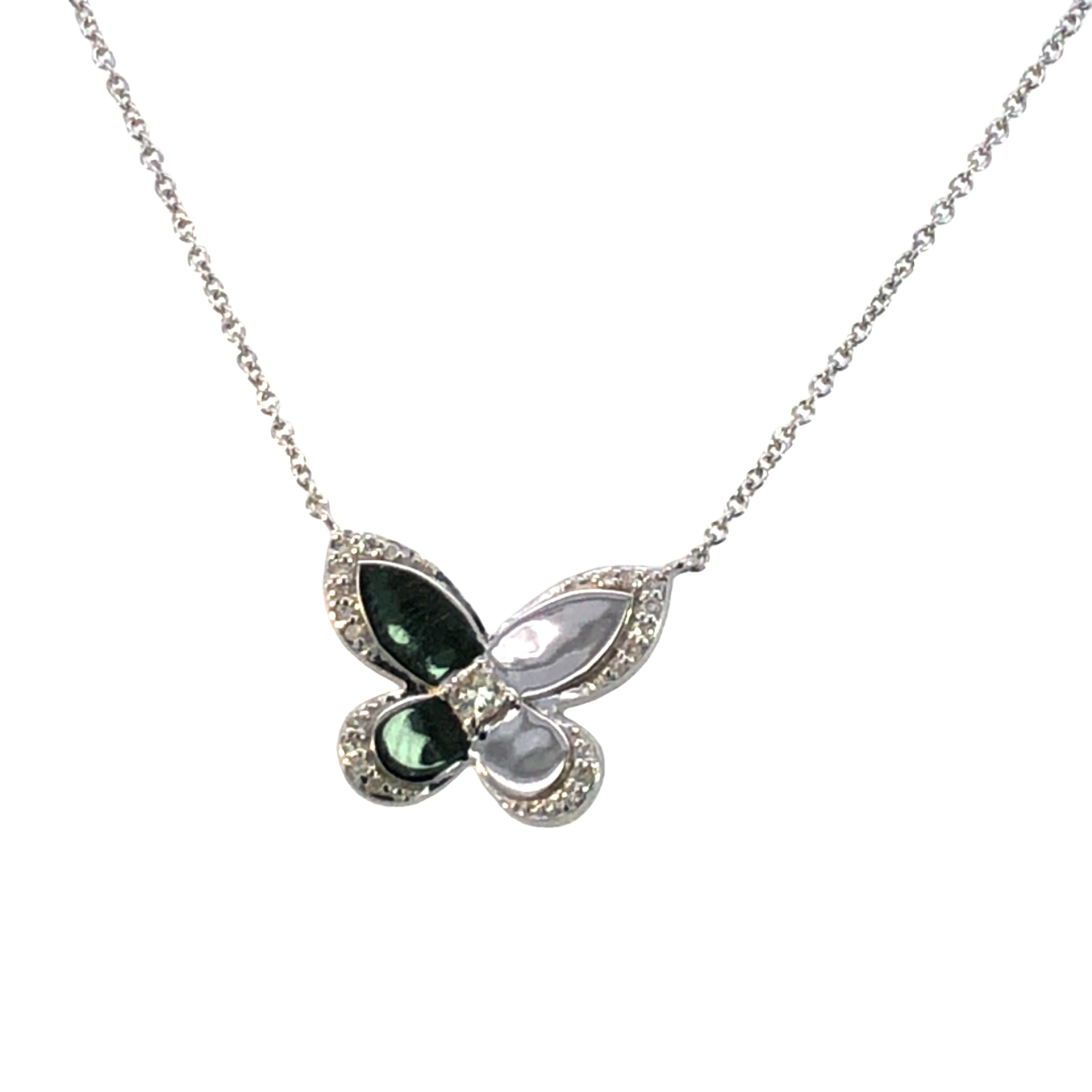 Delicata collana con ciondolo a forma di farfalla in oro bianco 14k con accenti di diamanti In condizioni Nuovo in vendita a New York, NY