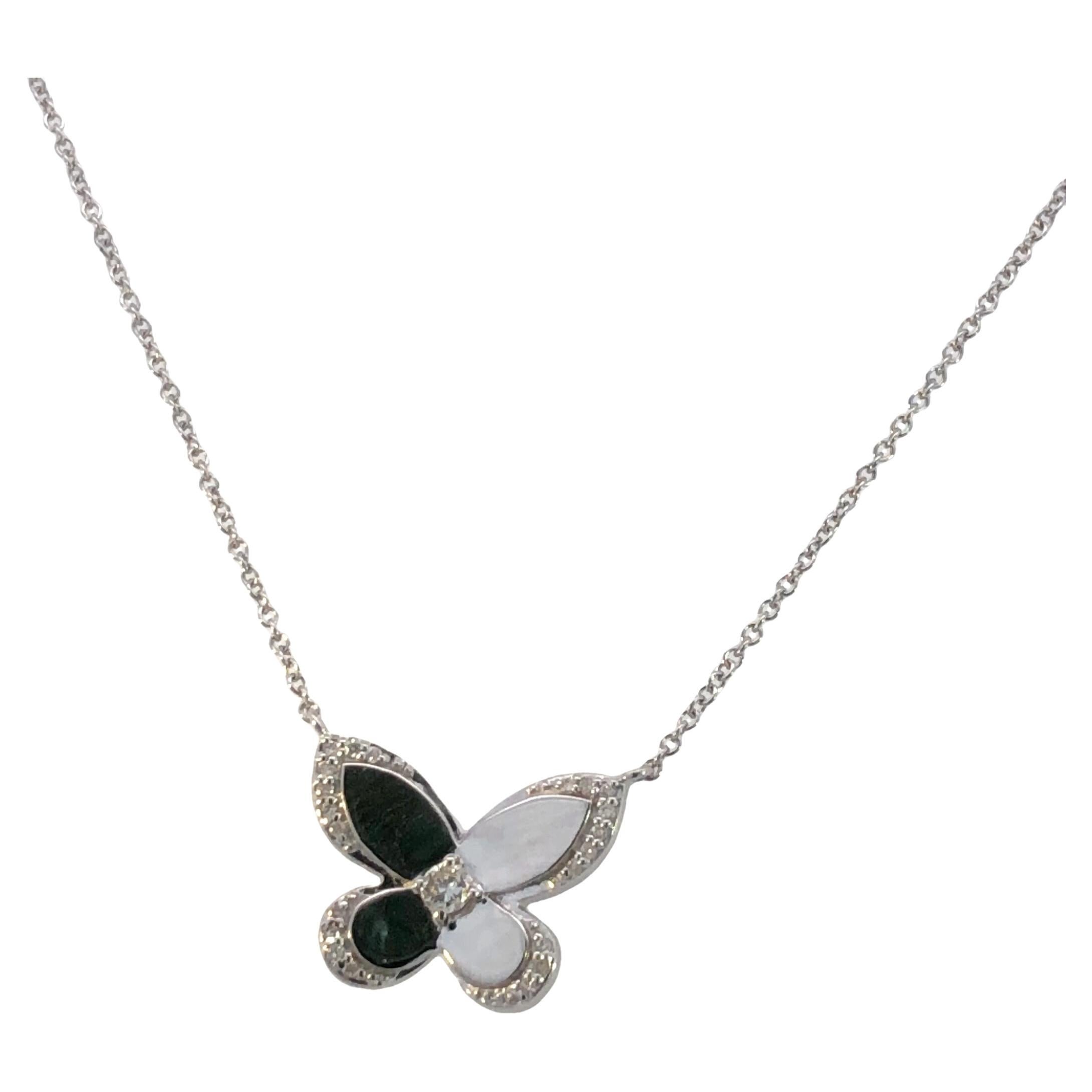 Delicata collana con ciondolo a forma di farfalla in oro bianco 14k con accenti di diamanti in vendita