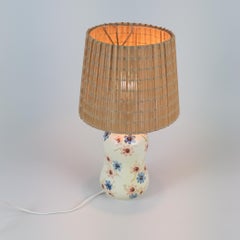 Delicada Lámpara de Mesa de Cerámica, Flores Pintadas a Mano, Kupittaan Savi, Finlandia Década de 1940