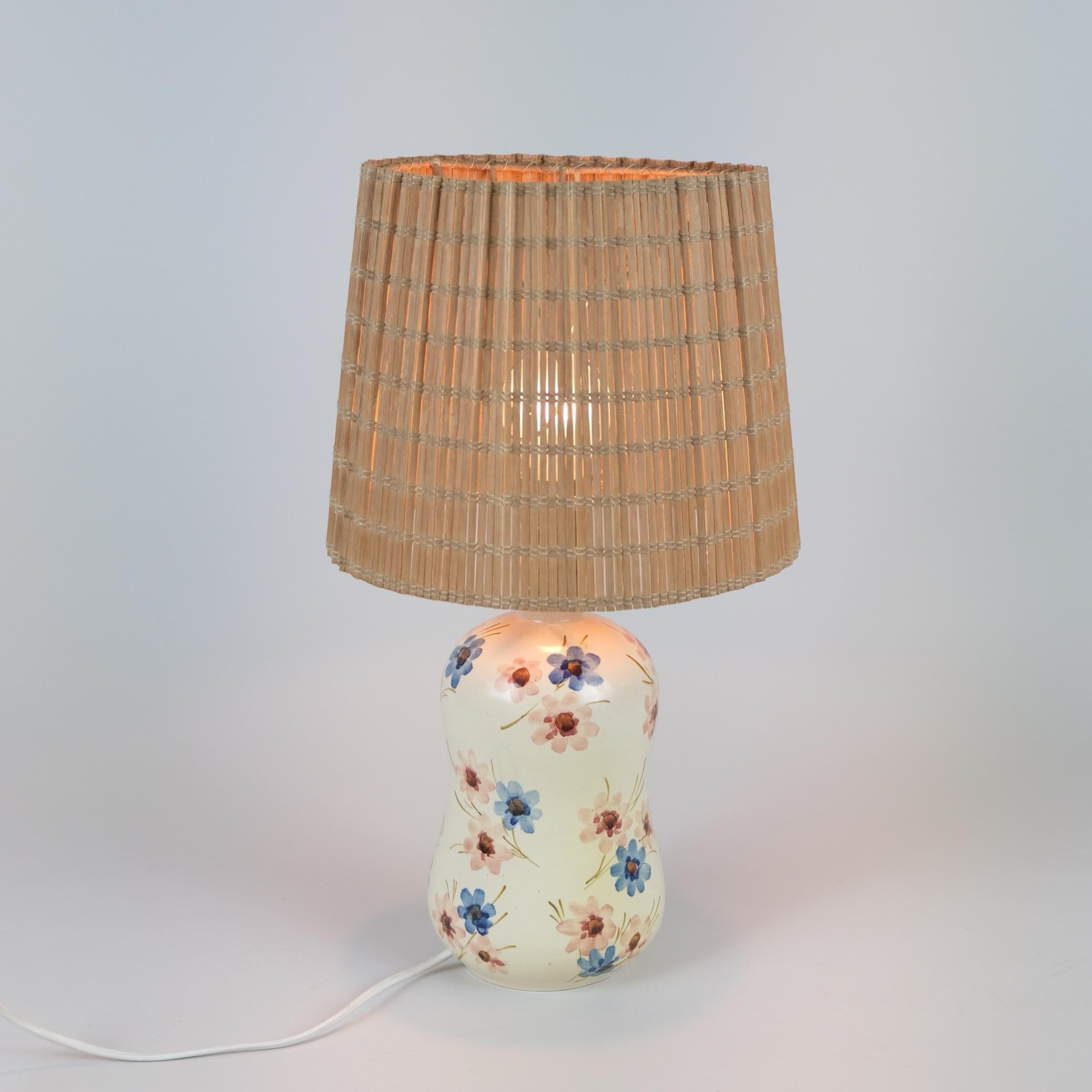 Stile provenzale Delicata lampada da tavolo in ceramica, fiori dipinti a mano, Kupittaan Savi, Finlandia anni '40 in vendita