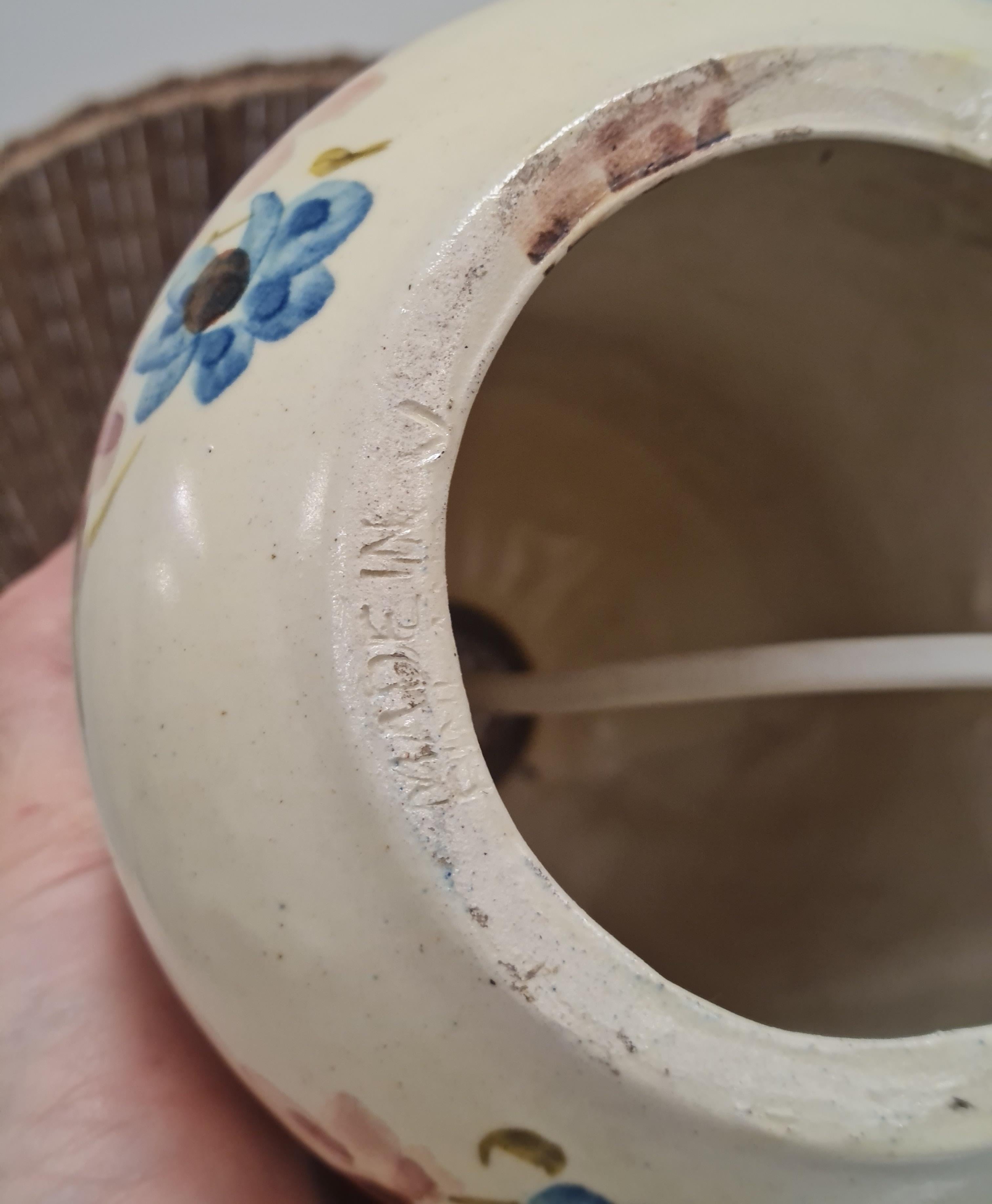 Delicata lampada da tavolo in ceramica, fiori dipinti a mano, Kupittaan Savi, Finlandia anni '40 in vendita 1