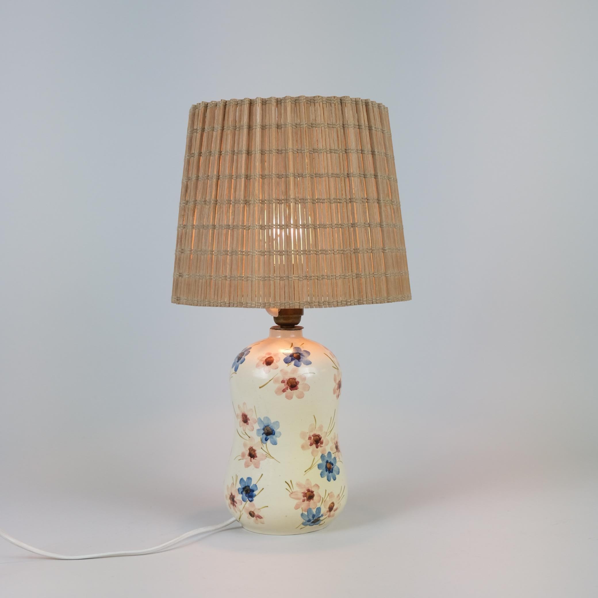 Finlandese Delicata lampada da tavolo in ceramica, fiori dipinti a mano, Kupittaan Savi, Finlandia anni '40 in vendita