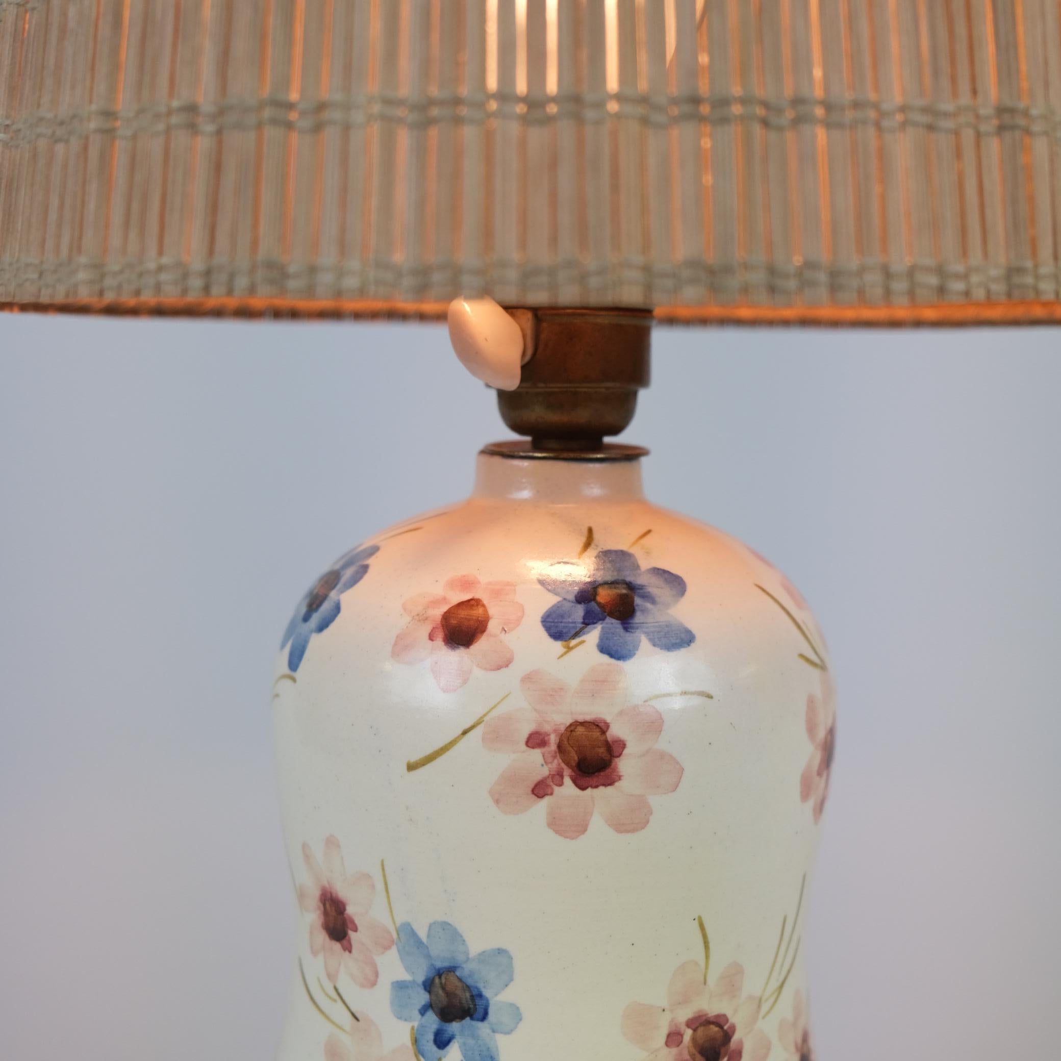Delicata lampada da tavolo in ceramica, fiori dipinti a mano, Kupittaan Savi, Finlandia anni '40 In condizioni buone in vendita a Helsinki, FI