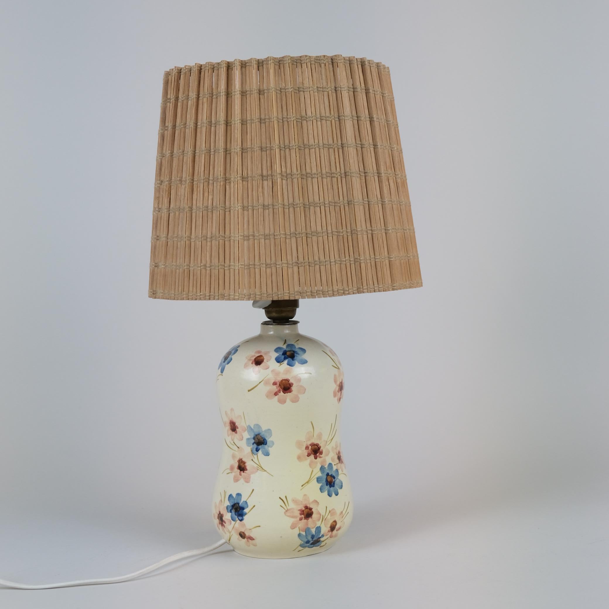 Ceramica Delicata lampada da tavolo in ceramica, fiori dipinti a mano, Kupittaan Savi, Finlandia anni '40 in vendita