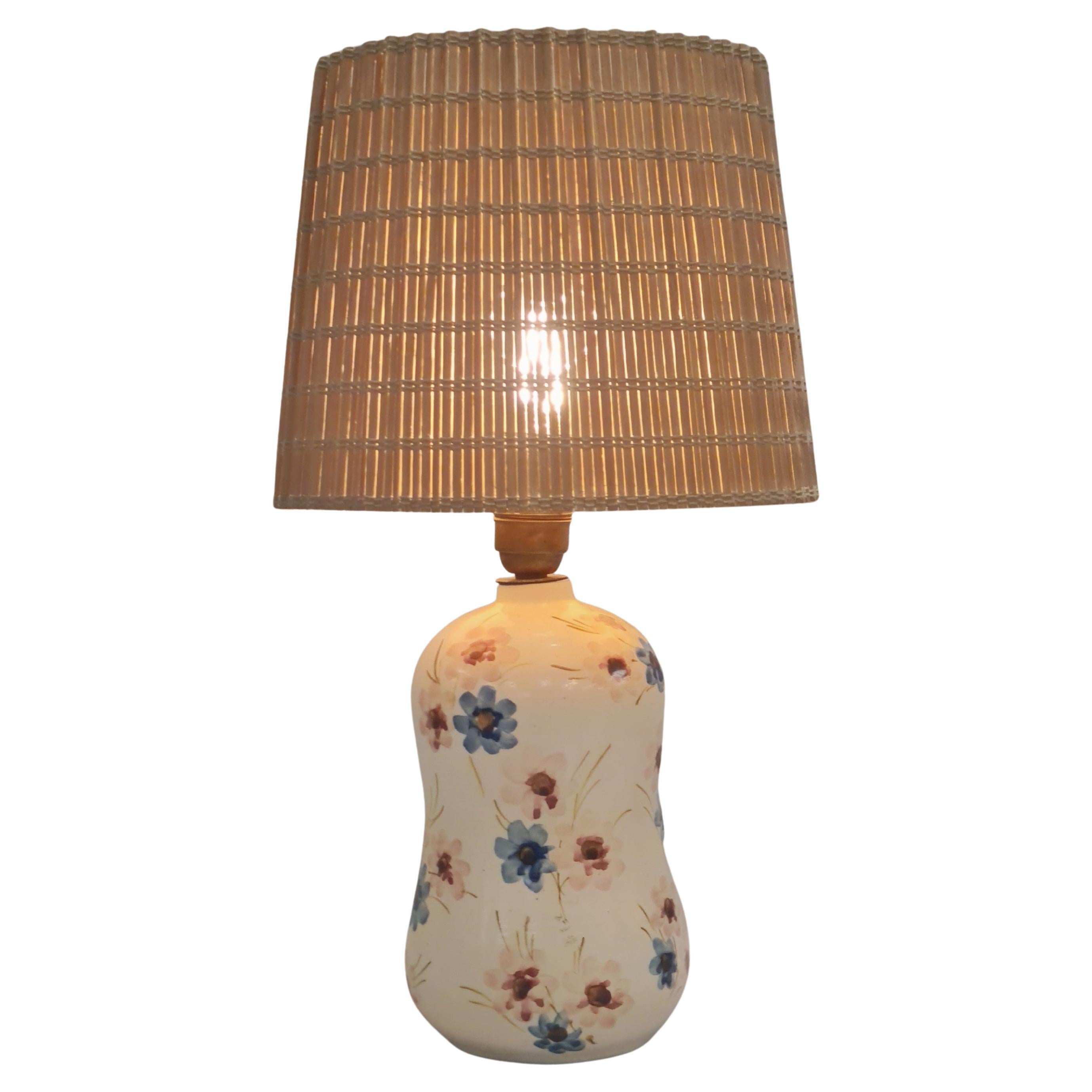Delicata lampada da tavolo in ceramica, fiori dipinti a mano, Kupittaan Savi, Finlandia anni '40 in vendita