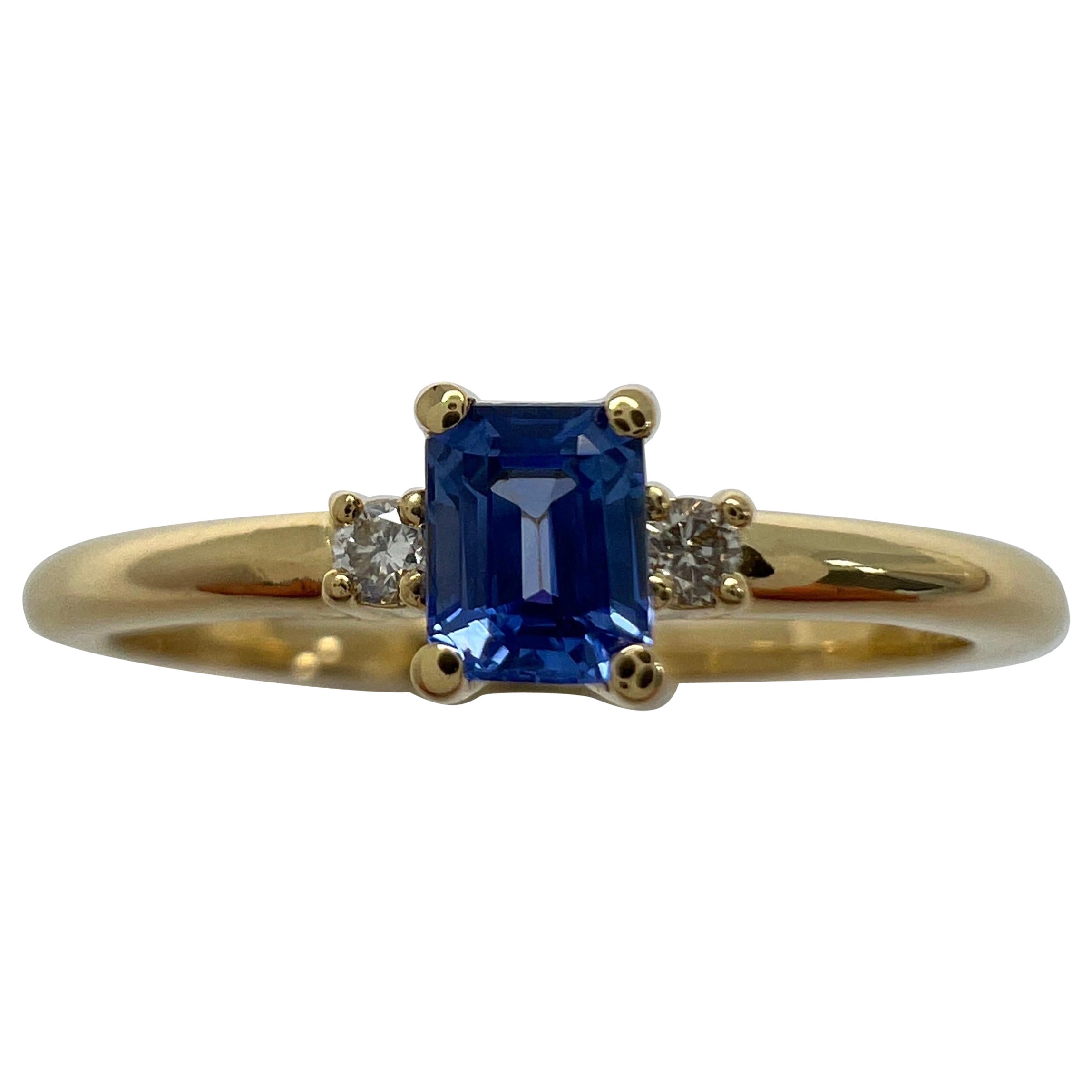 Delicato anello con tre pietre in oro 18k, zaffiro blu di Ceylon taglio smeraldo e diamante