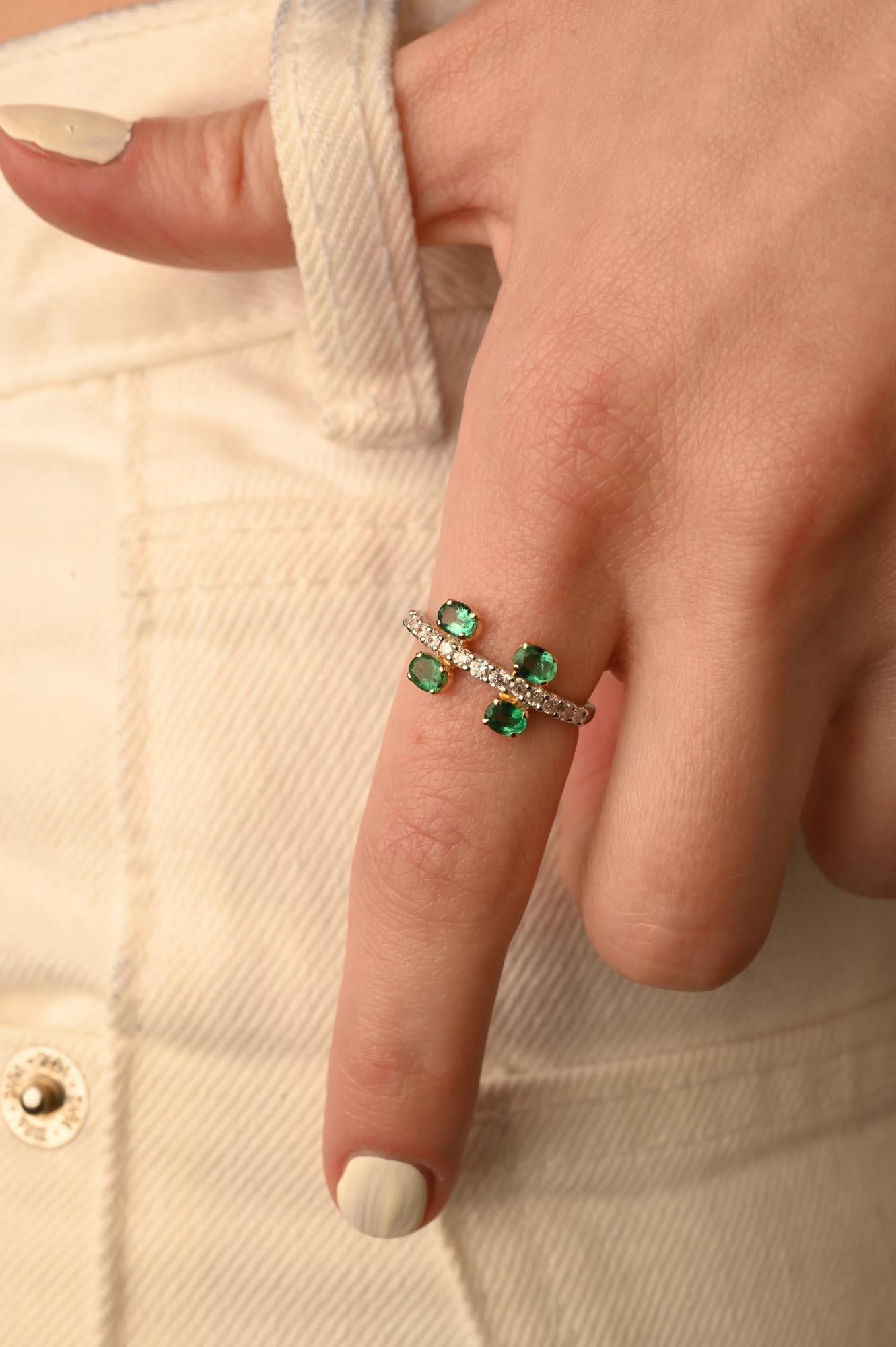 Im Angebot: Zarter Ring mit Diamant und Smaragd im Ovalschliff aus massivem 14-karätigem Weißgold () 2
