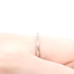 Delicata fascia nuziale con diamanti in oro bianco 18 carati