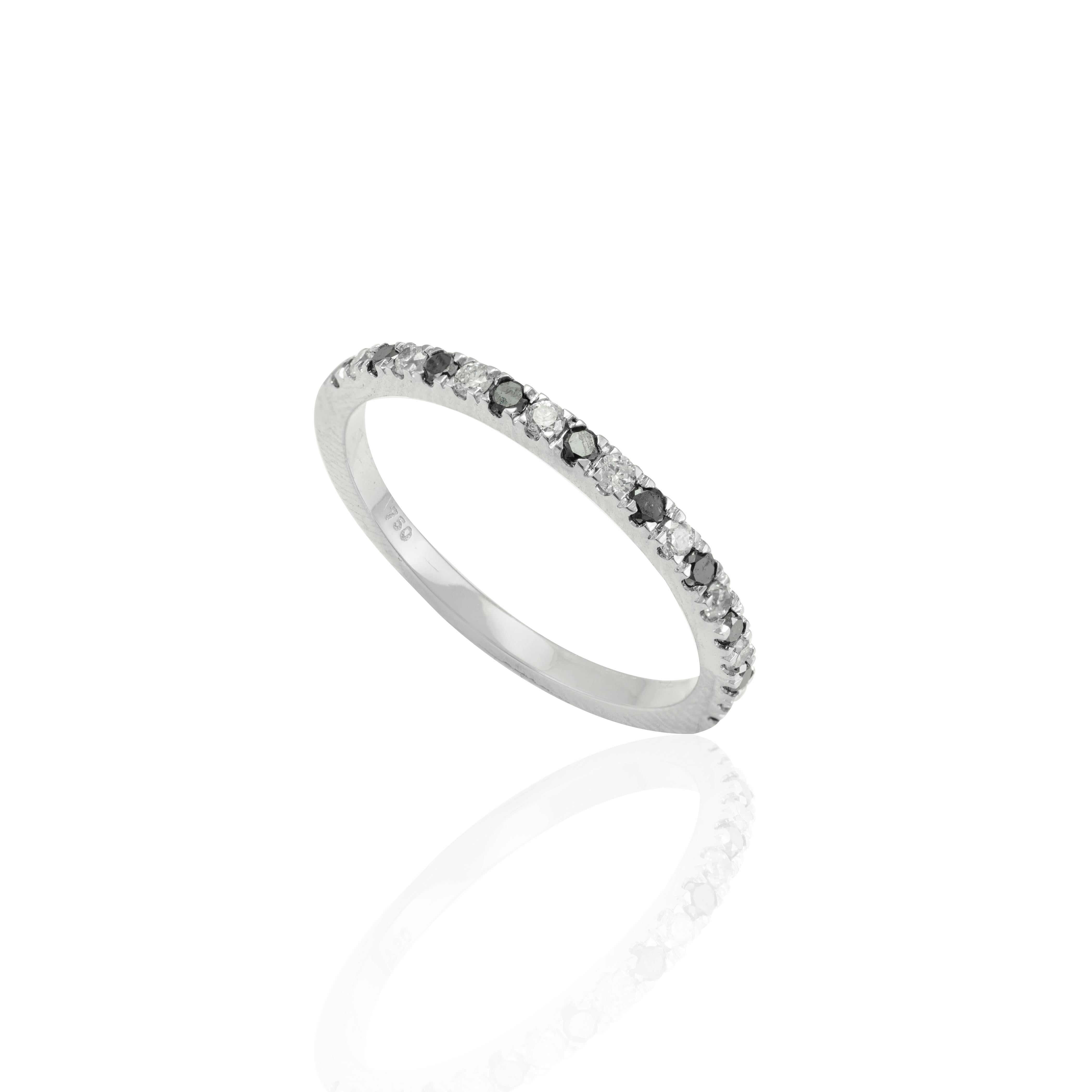 En vente :  Bague demi-éternité en or blanc massif 18k avec diamants pour elle 5