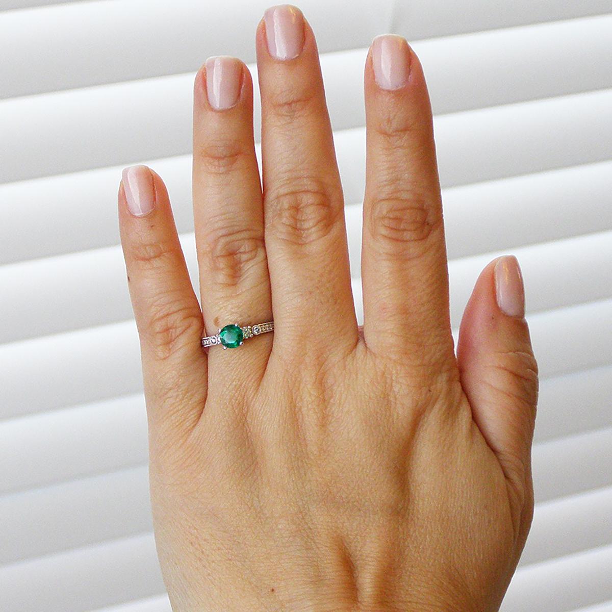 Round Cut 0.50 Carats Colombian Emerald Engagement Ring in White Gold with Round Diamonds For Sale