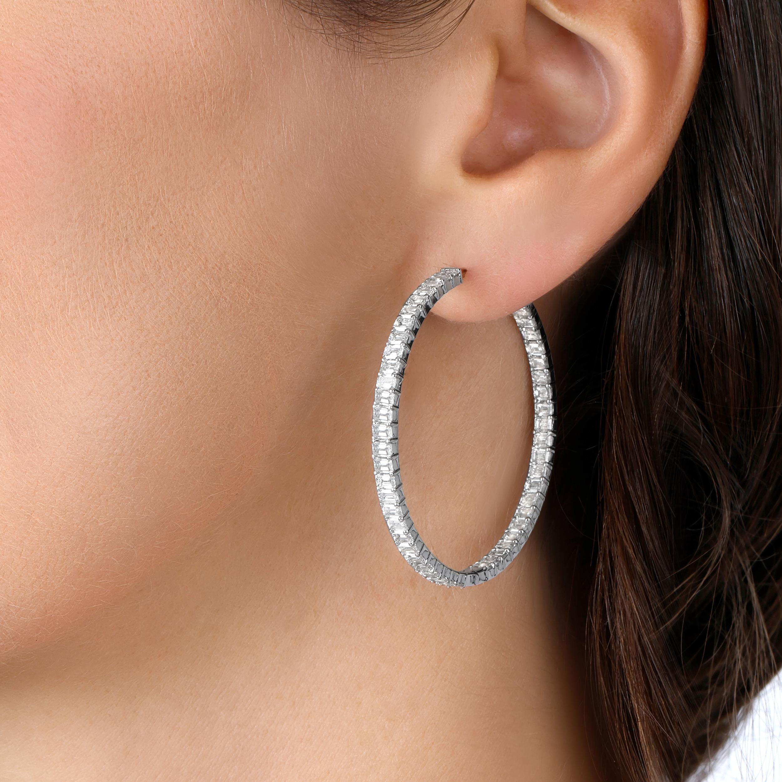 Eleva tu elegancia con estos impresionantes pendientes de oro blanco de 18k, con un cautivador conjunto de diamantes talla esmeralda. Exudando sofisticación, los pendientes están meticulosamente diseñados para reflejar una belleza y un brillo