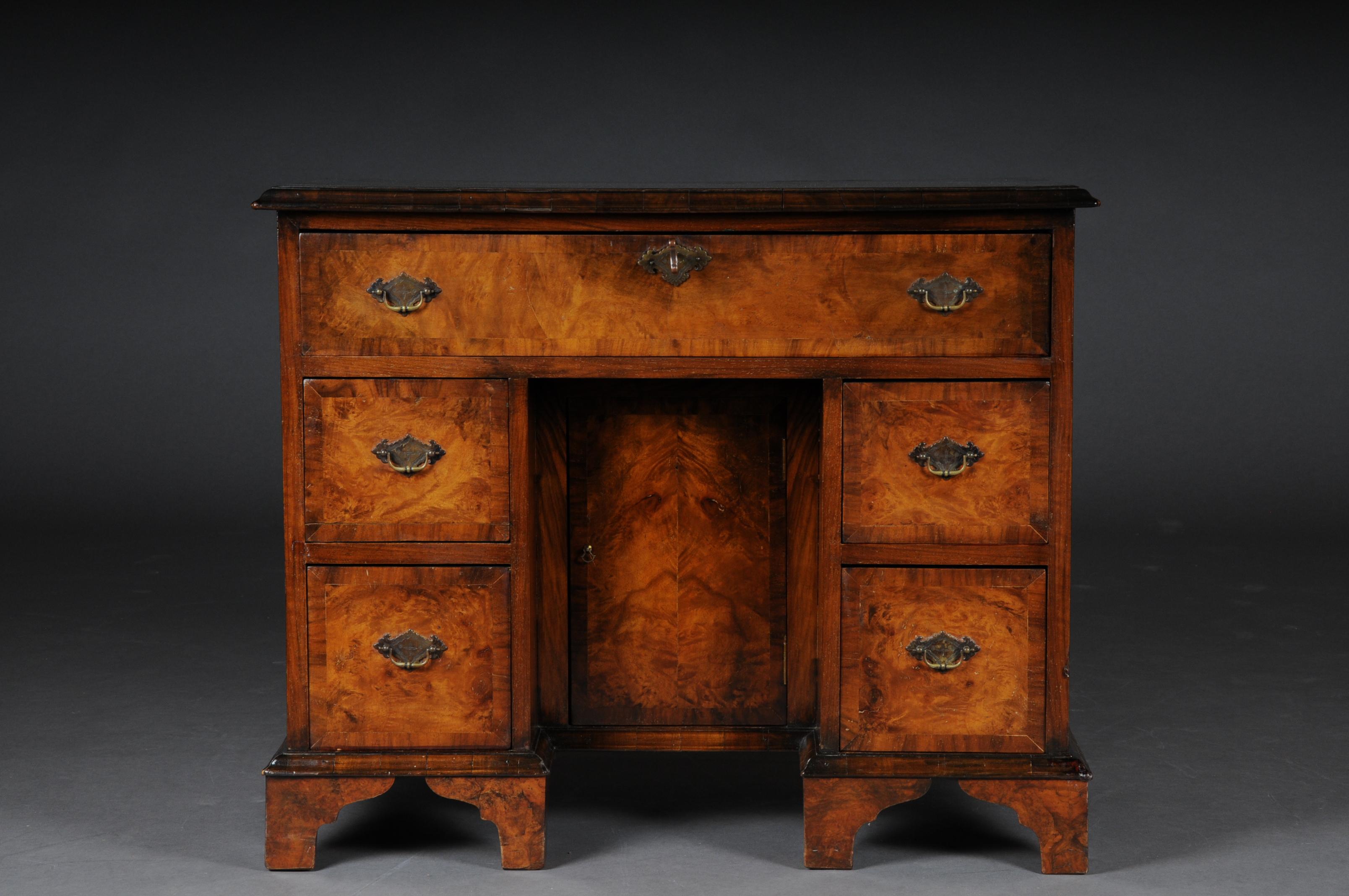 Delicate English chest of drawers / desk, mahogany, circa 1840

Solid wood with mahogany and root veneer. 5 drawer body. In the center is a cupboard of chic, antique reception table which can also be used as a sideboard.

(L-148).