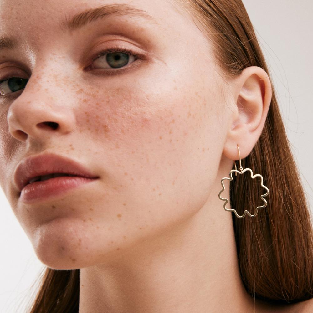 Delicate Flower Design Hook Earrings in 14K Solid Yellow Gold In New Condition For Sale In New York, NY