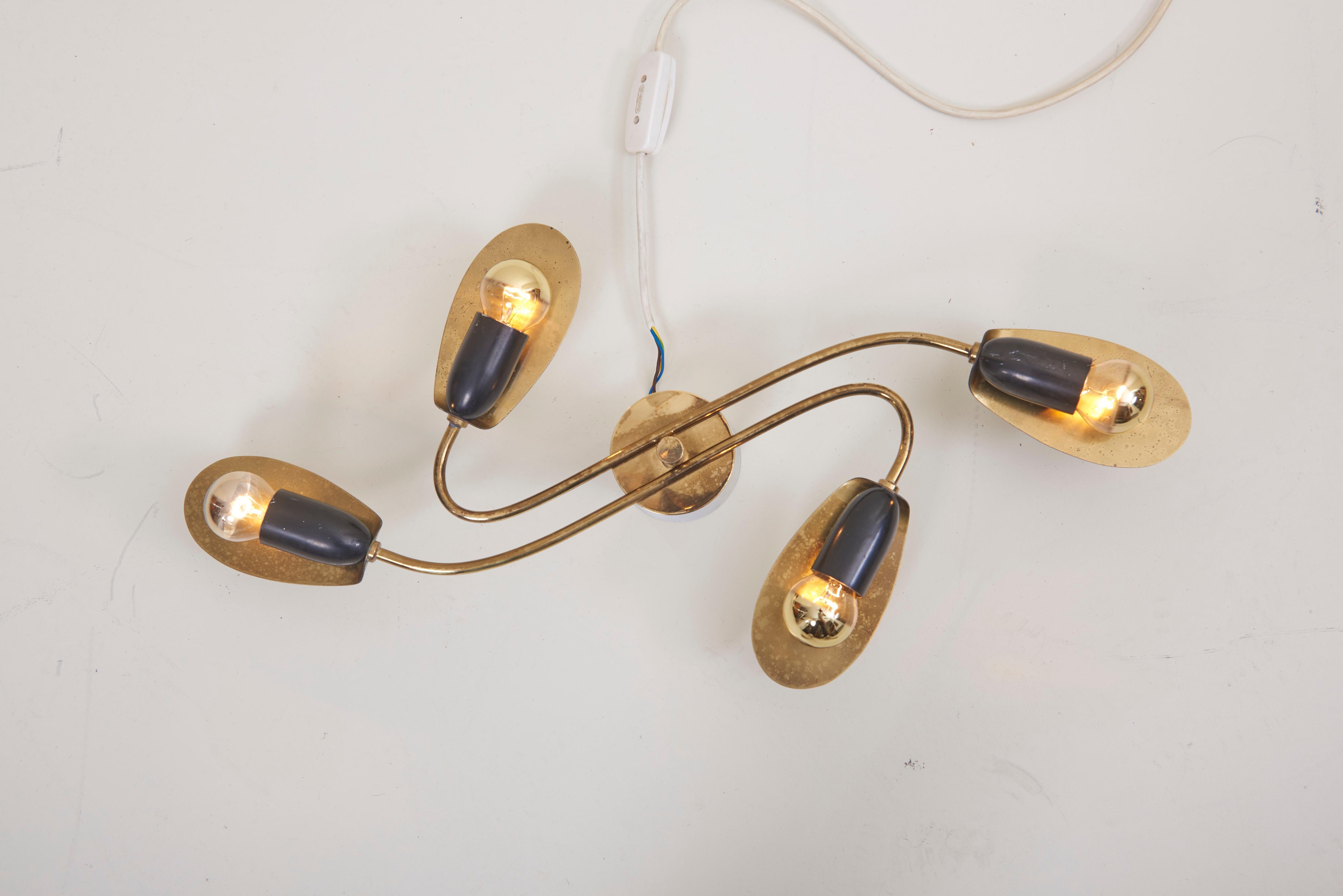 Encastrement d'araignée très spécial avec 4 raccords e14.

Pour plus de sécurité, la lampe doit être contrôlée sur place par un spécialiste en fonction des exigences locales.
   