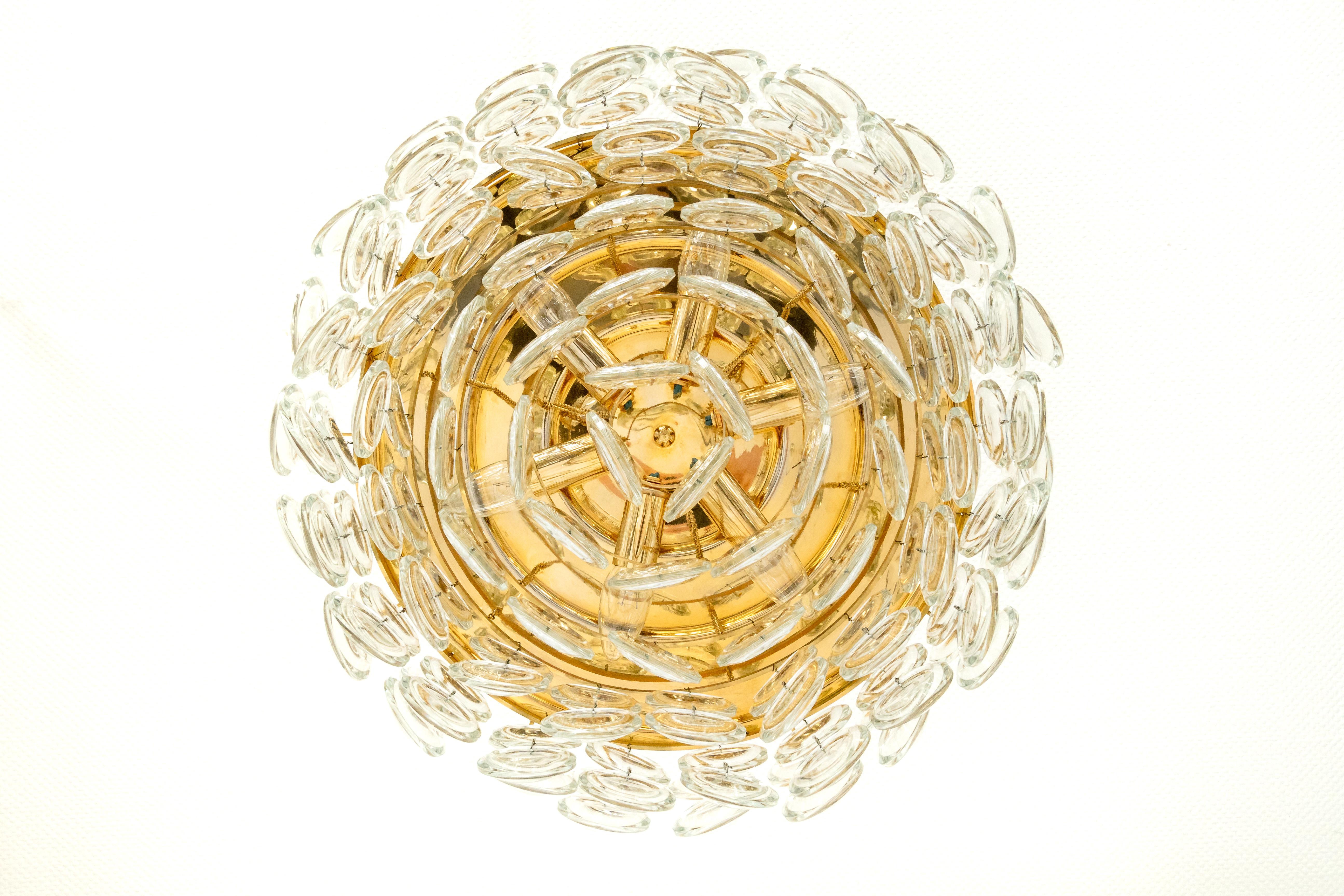 Delicate floral chandelier with crystal glass and gilded brass parts made by Palwa, Sciolari Design Germany, 1970s. Featuring a multitude of crystal glasses.
Measures: Diameter 19.5