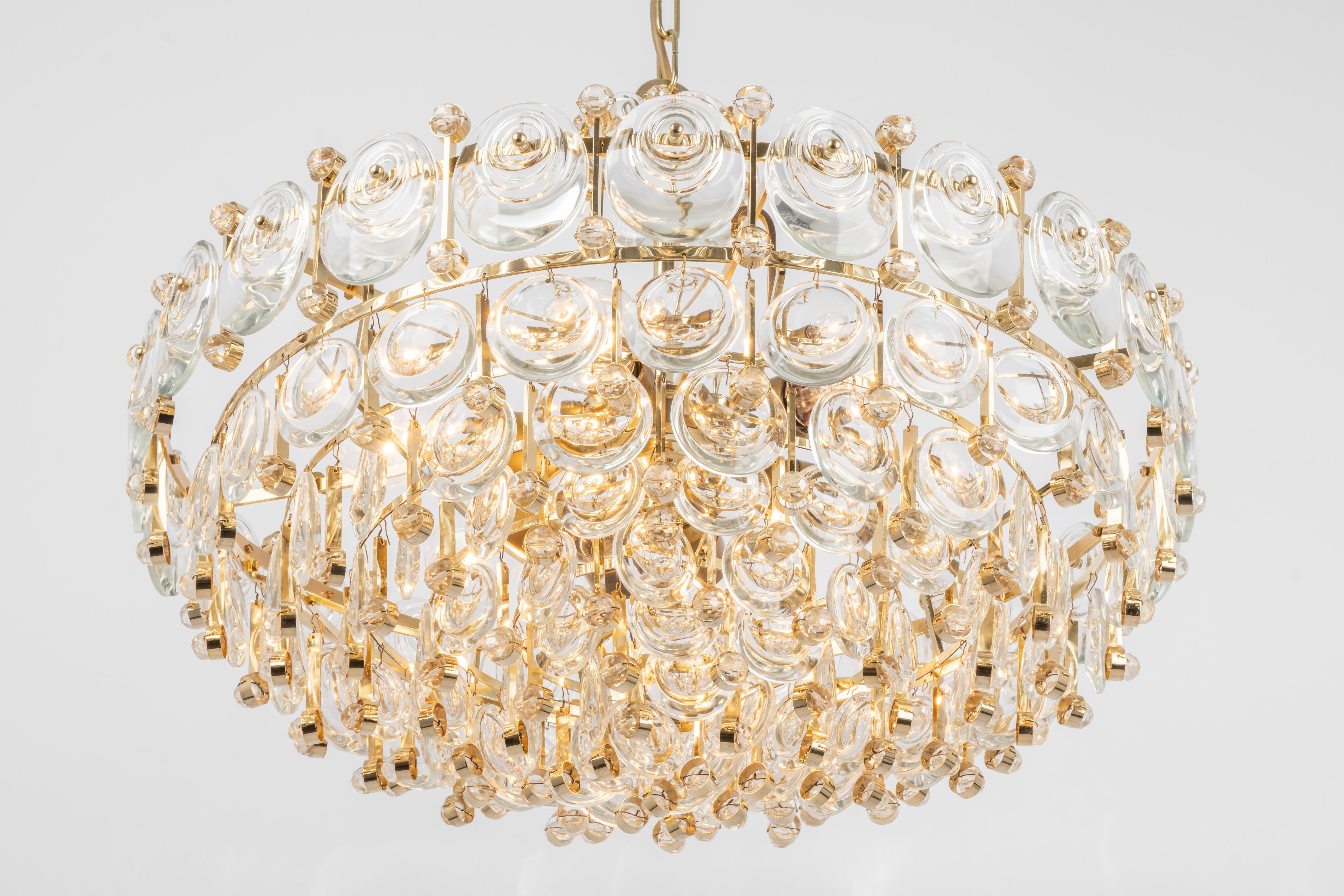 Delicate floral chandelier with crystal glass and gilded brass parts made by Palwa, Sciolari Design Germany, 1970s. Featuring a multitude of crystal glasses.
Measures: Diameter 24