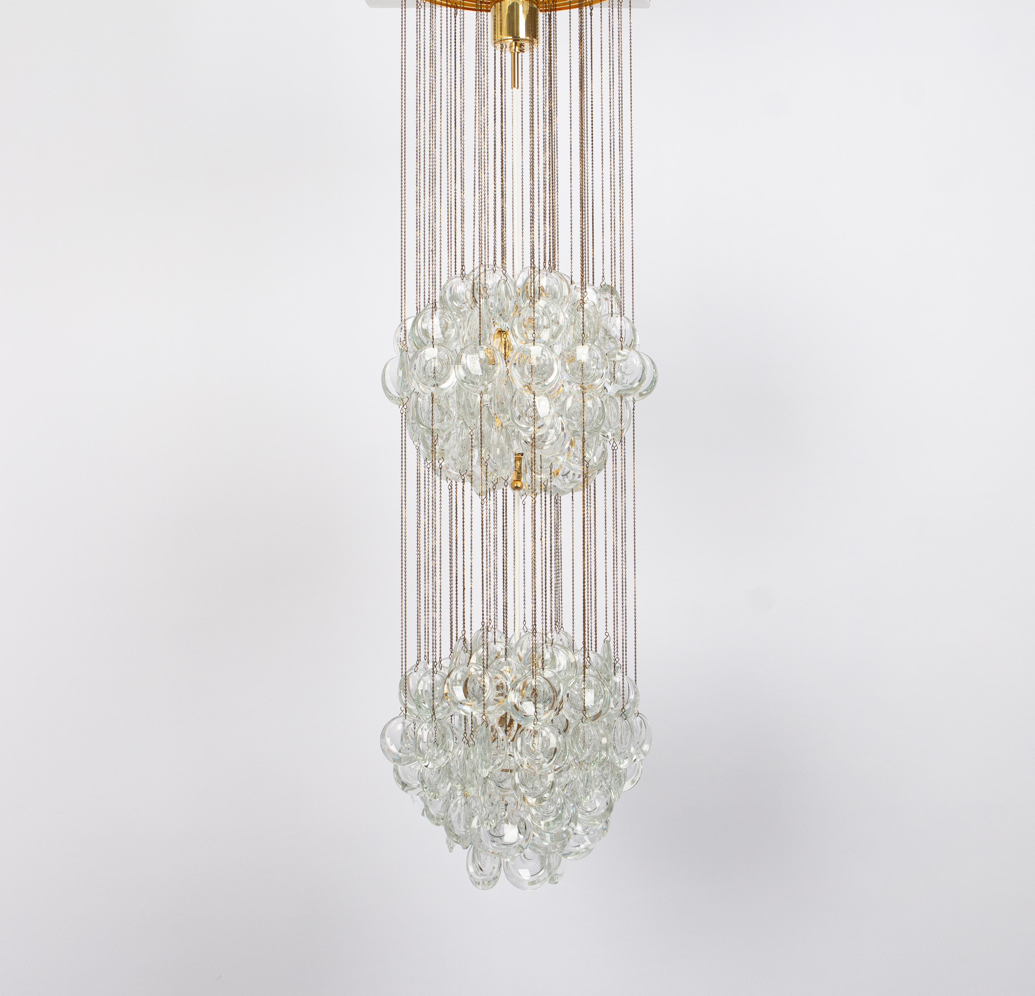 Delicate, rare chandelier with crystal glass and gilded brass parts made by Palwa, Sciolari Design Germany, 1970s. Featuring a multitude of crystal glasses.
A true masterpiece of artistry and elegance. This magnificent lighting fixture transcends