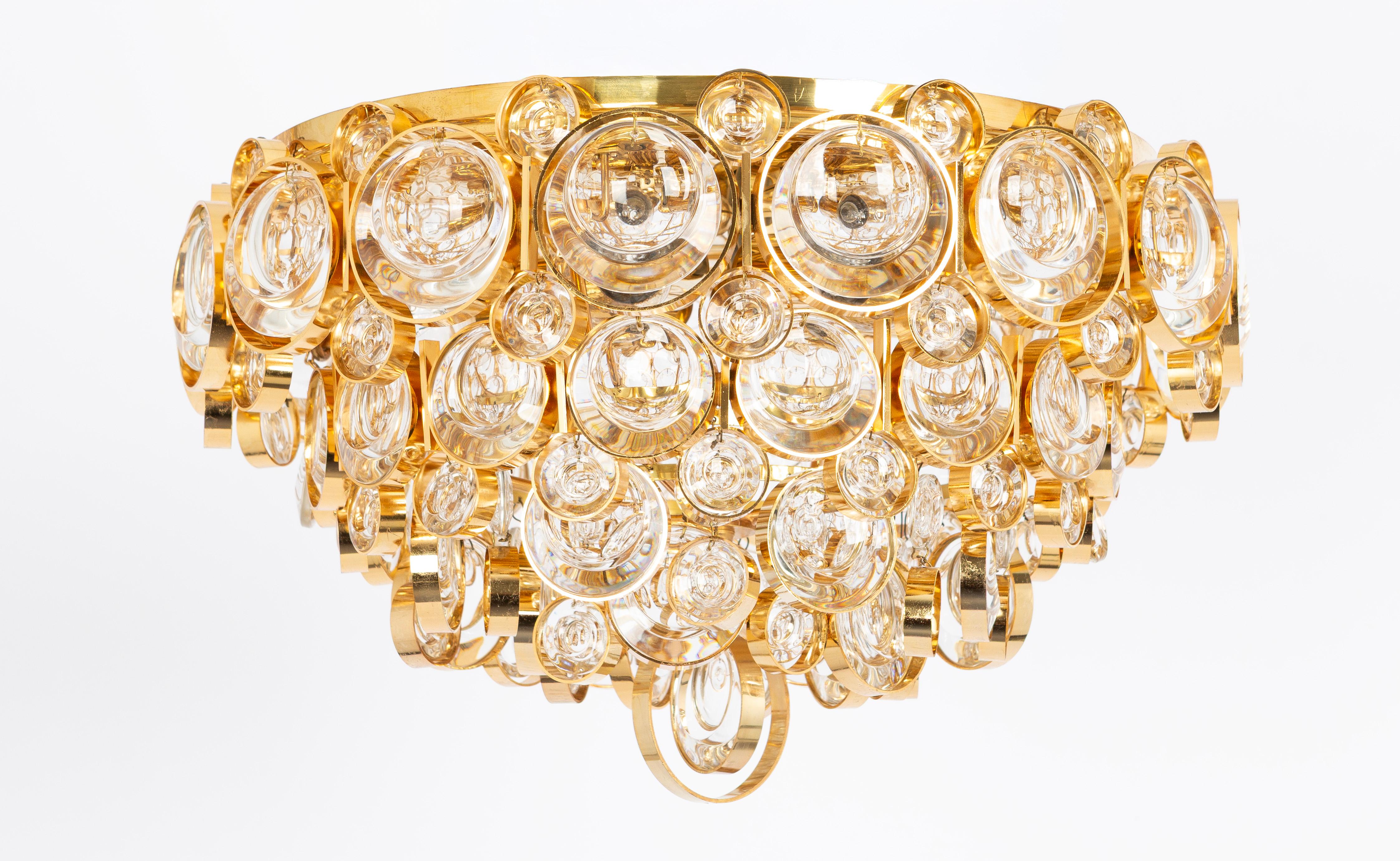 Delicato lampadario floreale con vetro di cristallo e parti in ottone realizzato da Palwa, Germania, anni Settanta. Con una moltitudine di bicchieri di cristallo.
Misure: Diametro 40 cm  // 16 pollici
Prese di corrente: 6 lampadine piccole (E-14) da