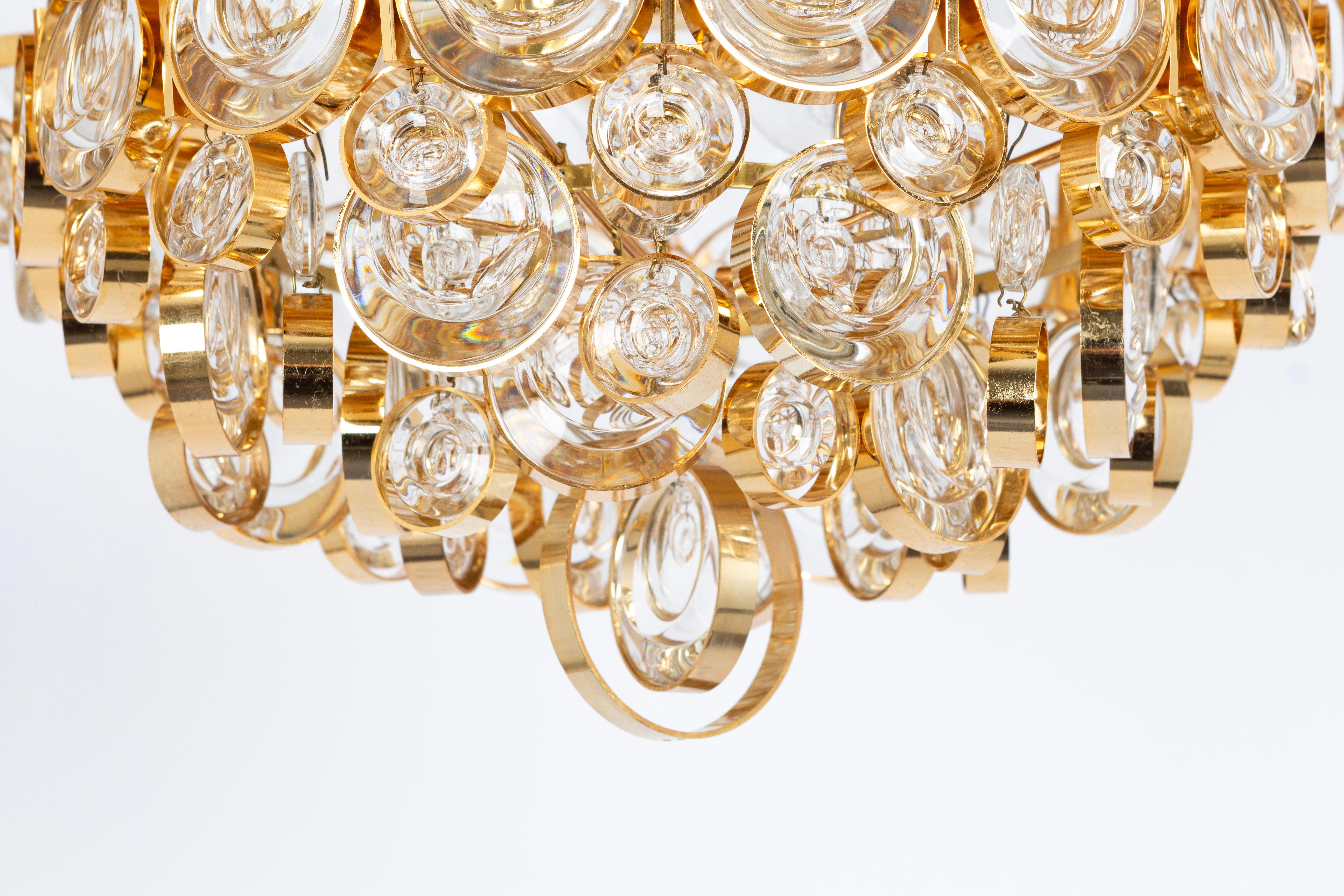 Mid-Century moderno Delicata lampada ad incasso in ottone dorato con cristalli e vetro di Palwa, Germania, anni '70 in vendita