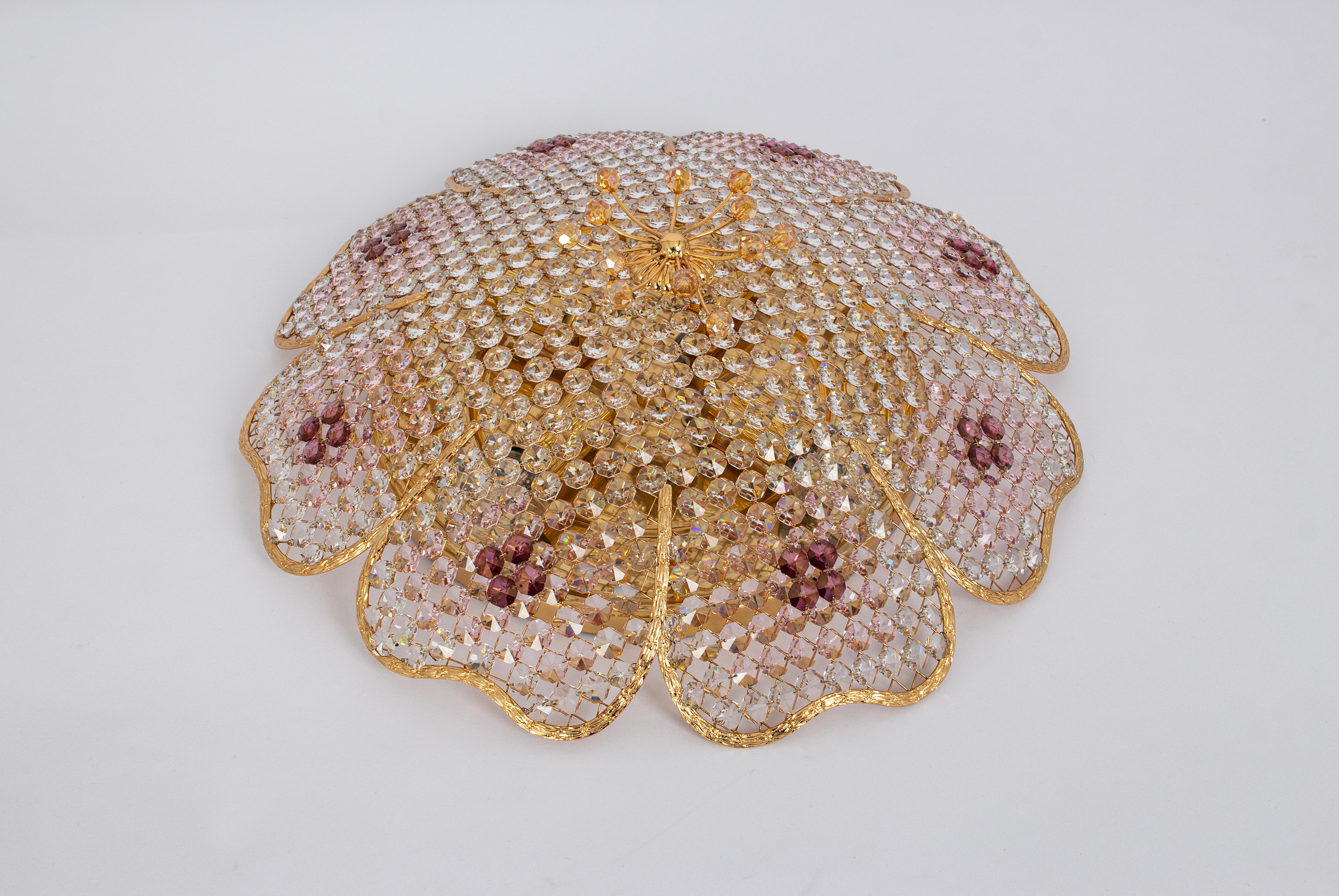 Grand affleurant floral d�élicat avec verre en cristal et pièces en laiton doré, fabriqué par Palwa, Allemagne, années 1970.
Mesures : Diamètre 17.7
