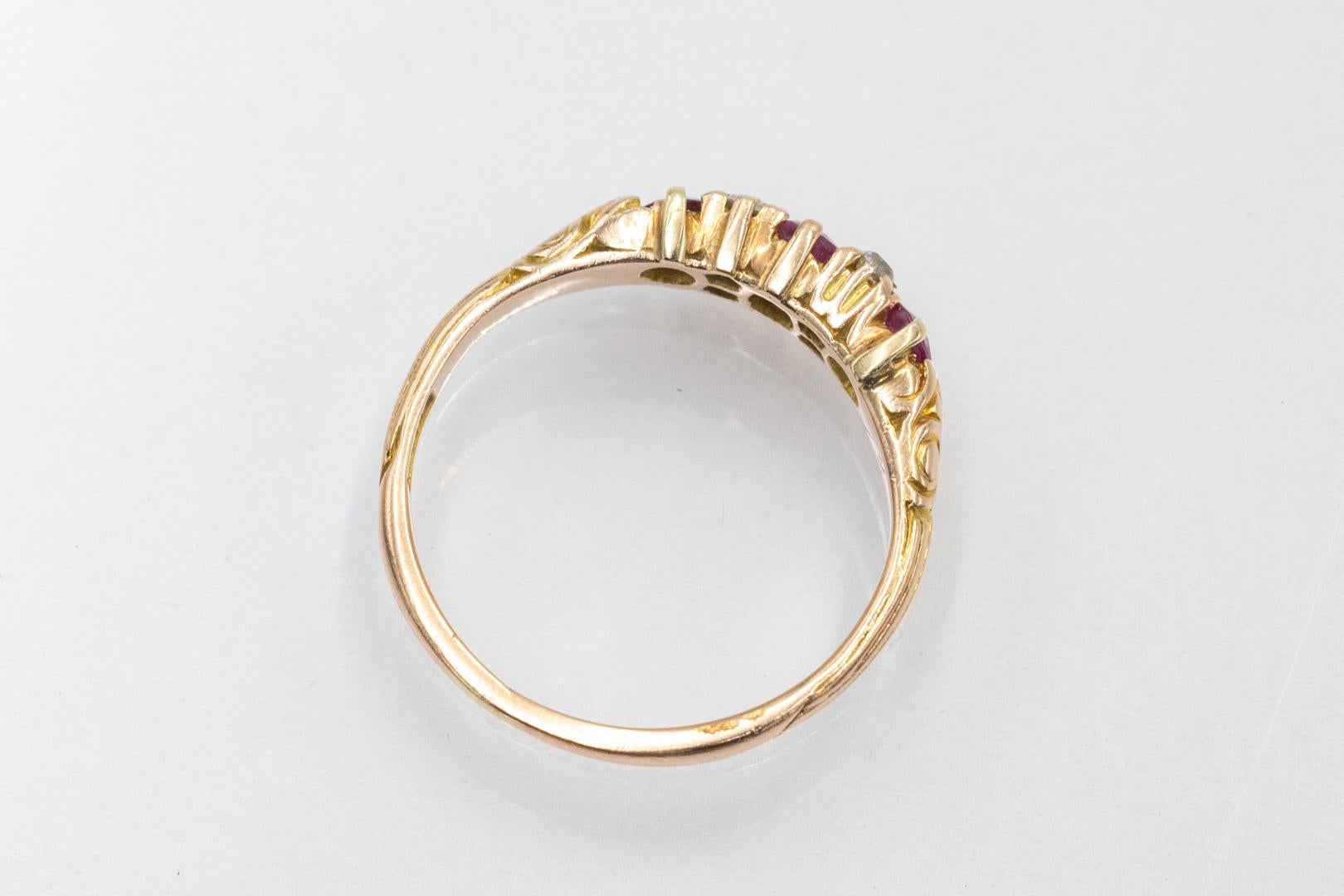 Delicate gold ring with rubies and diamonds. In Good Condition For Sale In Chorzów, PL