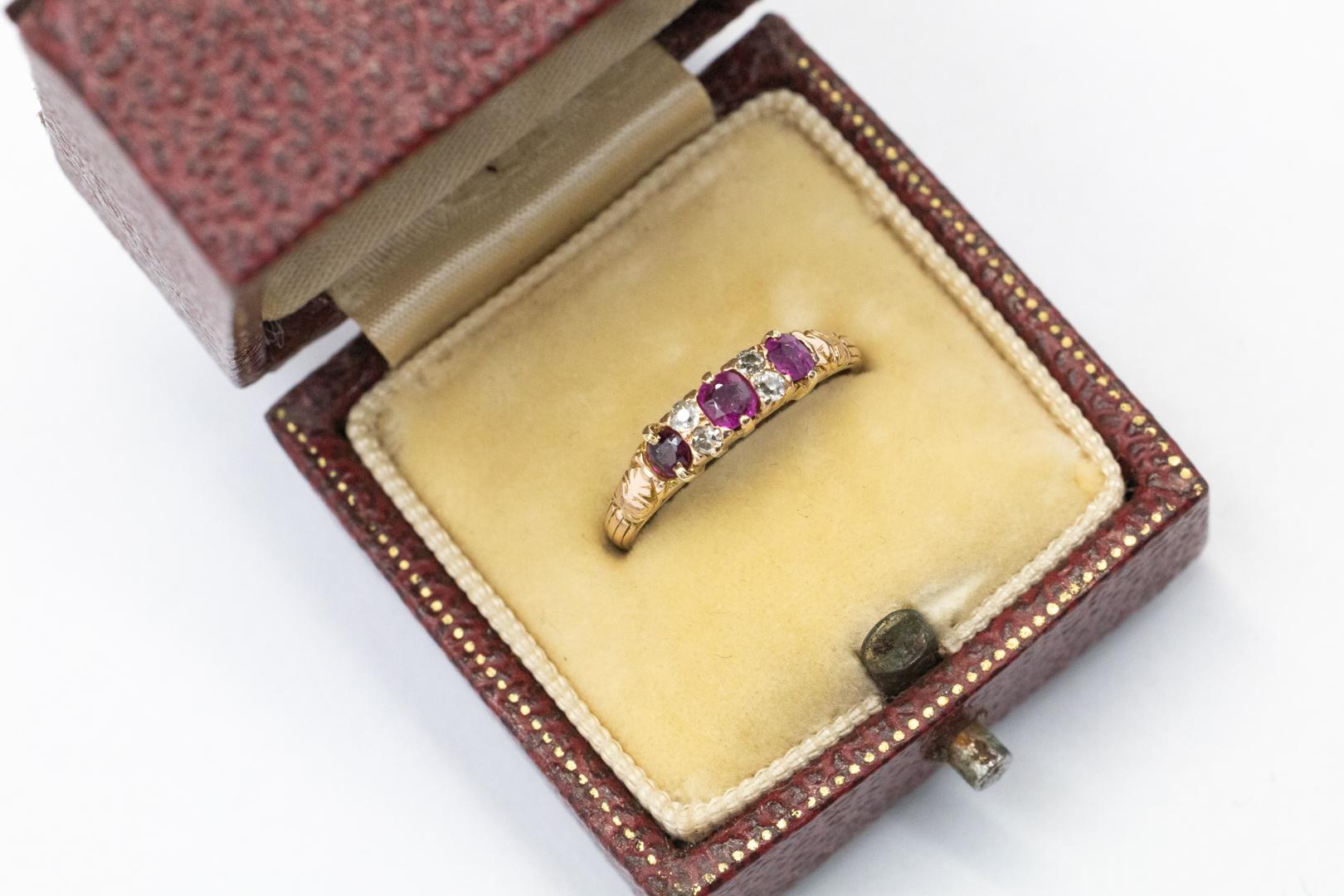 Delicate gold ring with rubies and diamonds. For Sale 1
