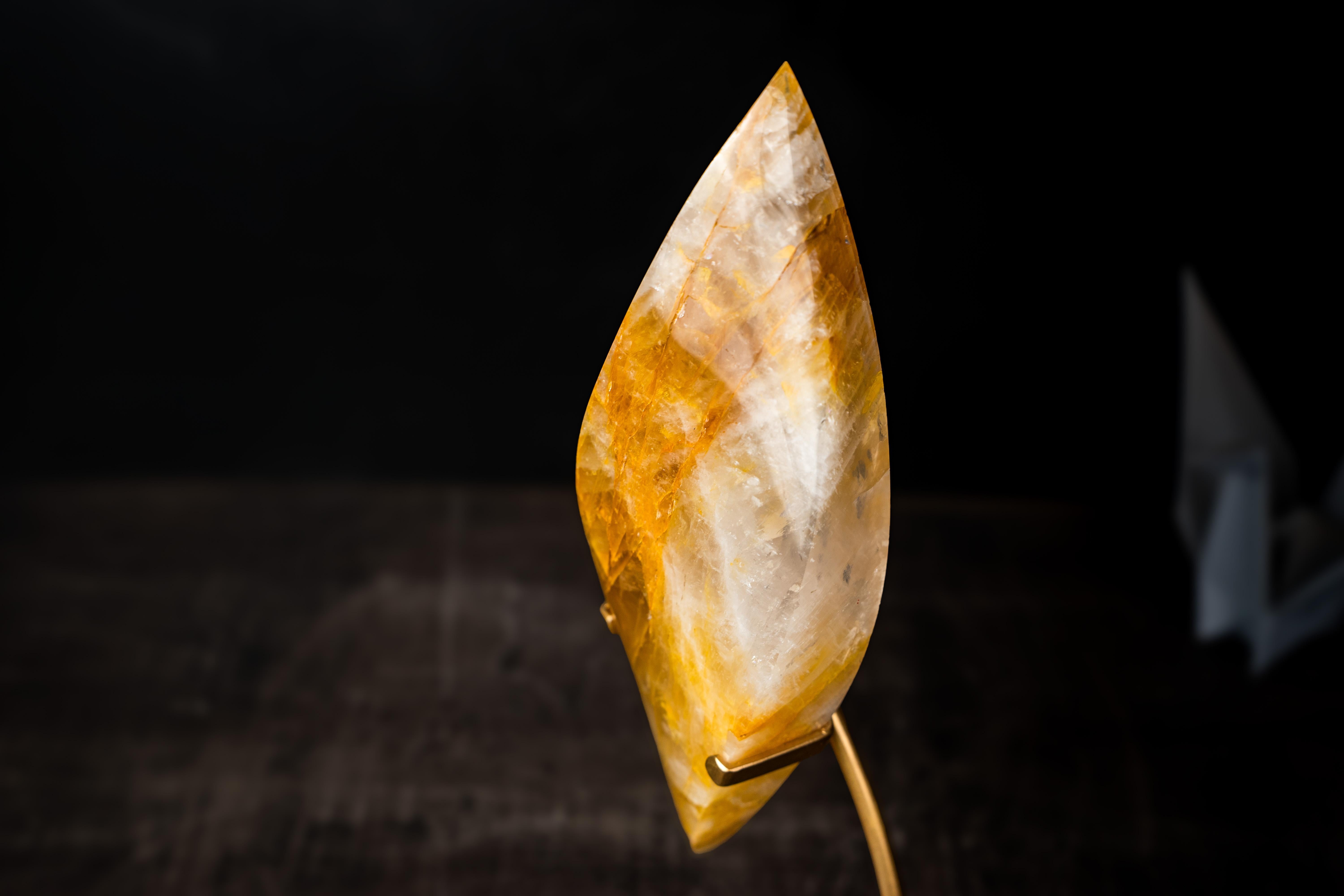 Handgeschnitzter Goldener Heiler Quarz Kristall Flammengenerator

▫️ Beschreibung

Mit ihrer warmen Ästhetik und den zarten Linien, die durch fachmännische Handwerkskunst geschaffen wurden, zieht diese exquisite Flammenskulptur Golden Healer