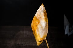 Delicata fiamma di cristallo di quarzo guaritore dorato