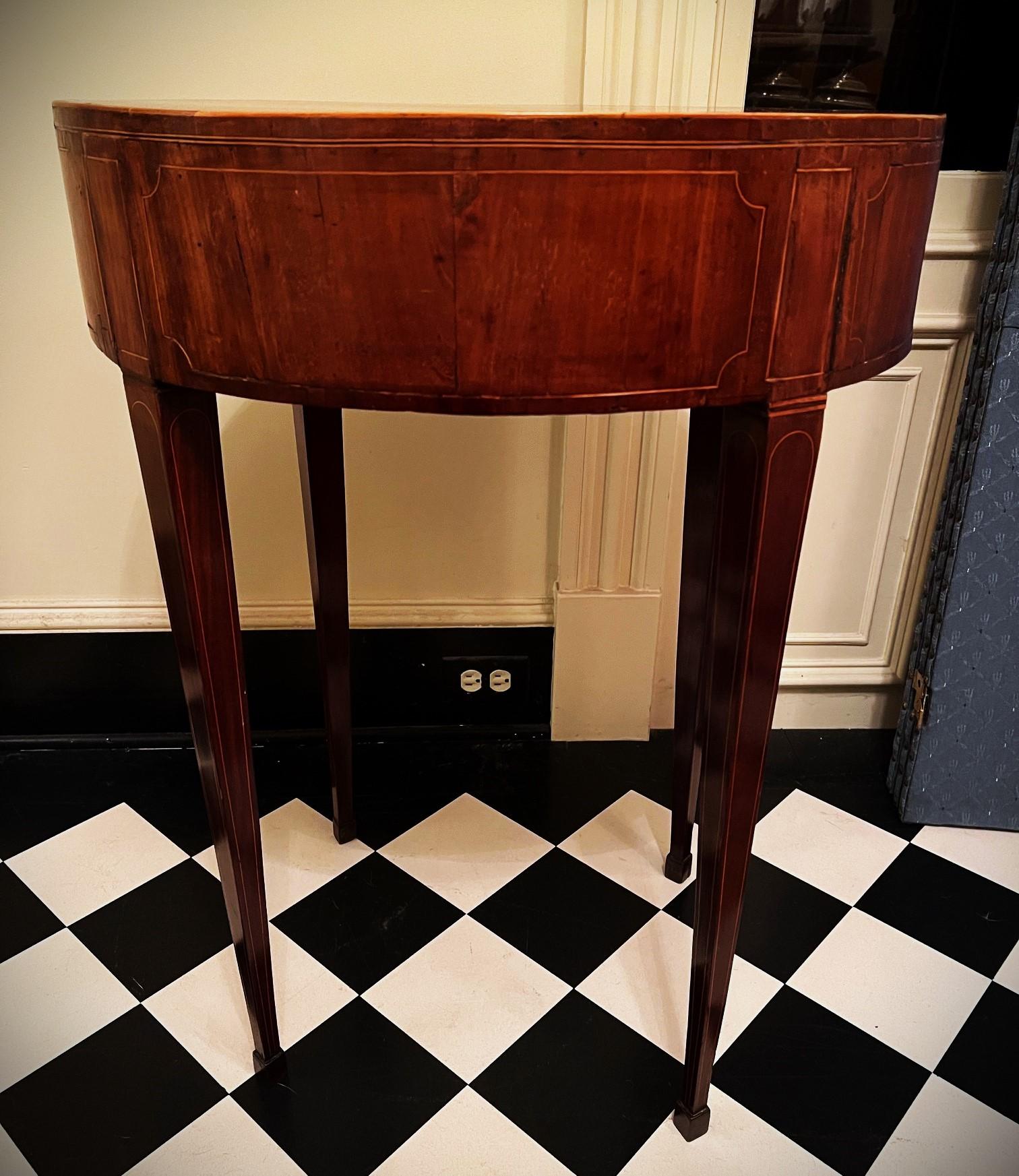18th Century Delicate Hepplewhite Oval Stand, Circa:1780 For Sale