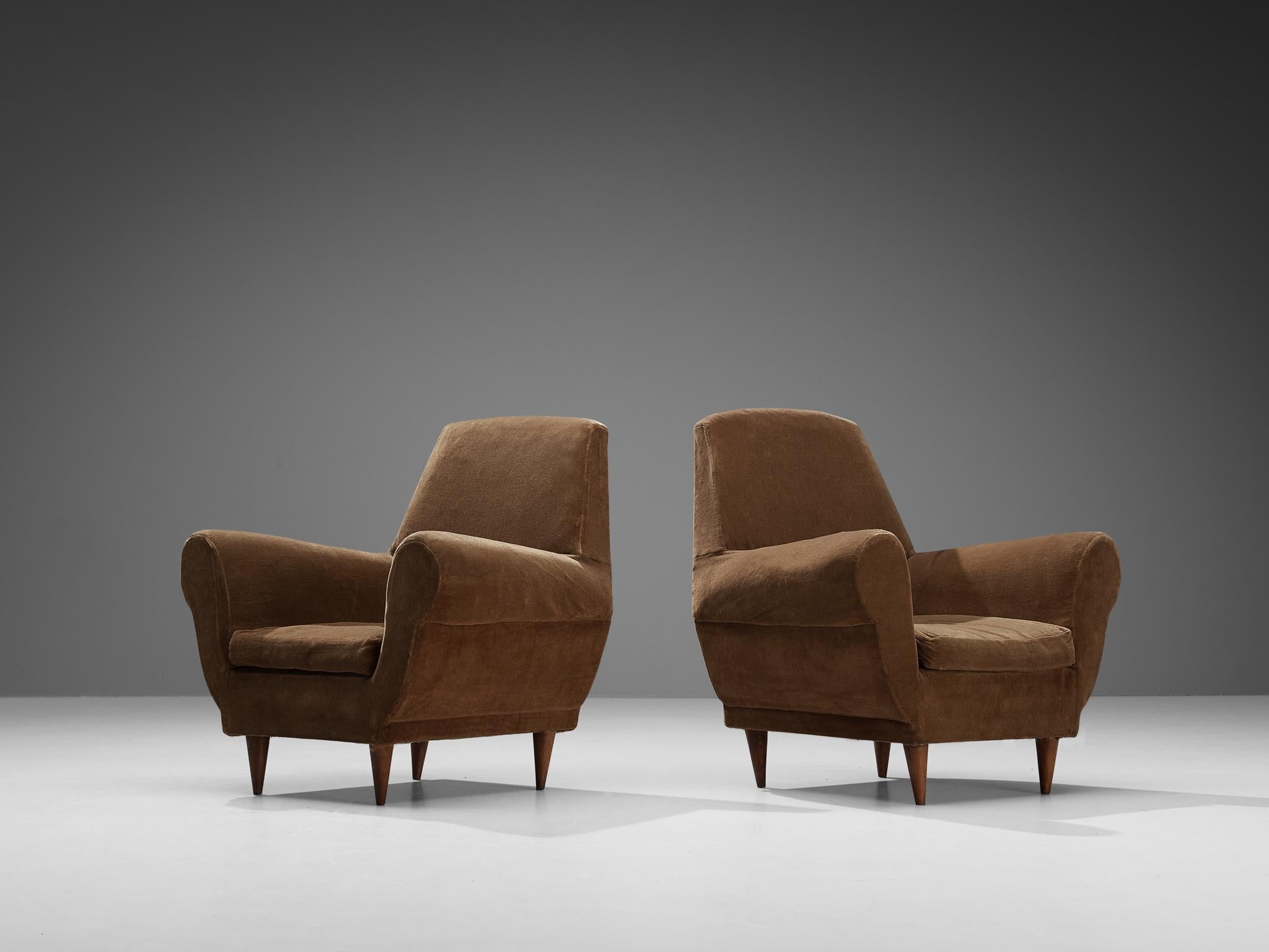 Pair of lounge chairs, velvet, teak, Italy, 1950s

An extremely elegant pair of armchairs, made in Italy in the 1950s. The seat is beautifully made and embodies a splendid construction of round shapes and curved lines. The body is upholstered in a