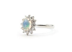 Zarter Jelly Opal & Diamant Halo Ring in Platin