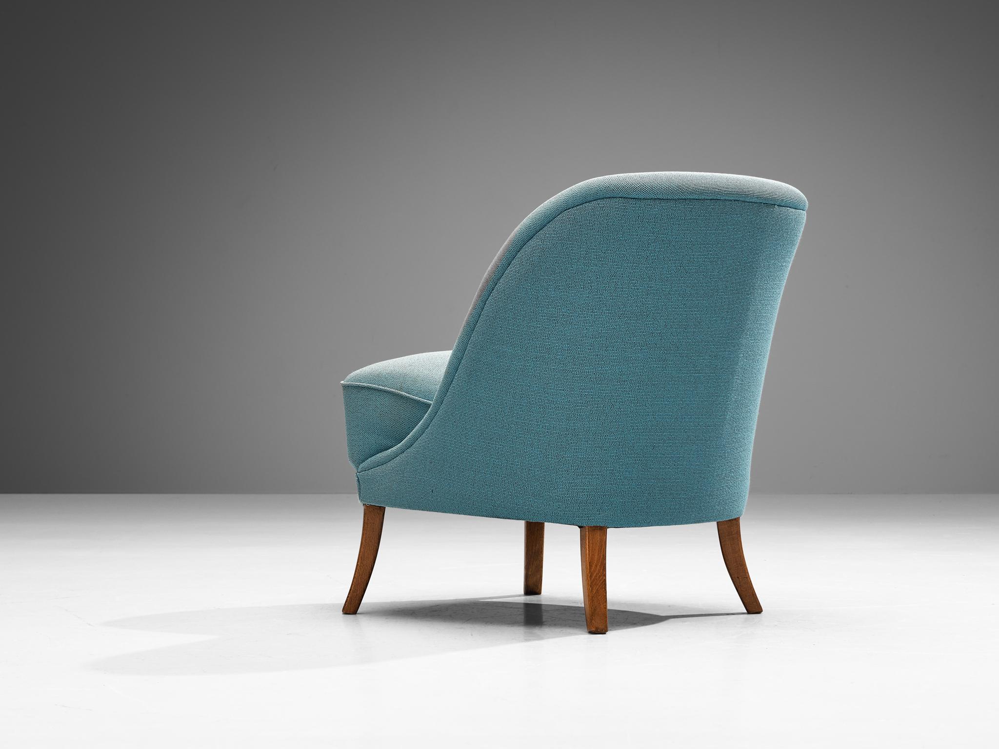 Delicate Lounge Chair mit hellblauem Bezug (Stoff) im Angebot