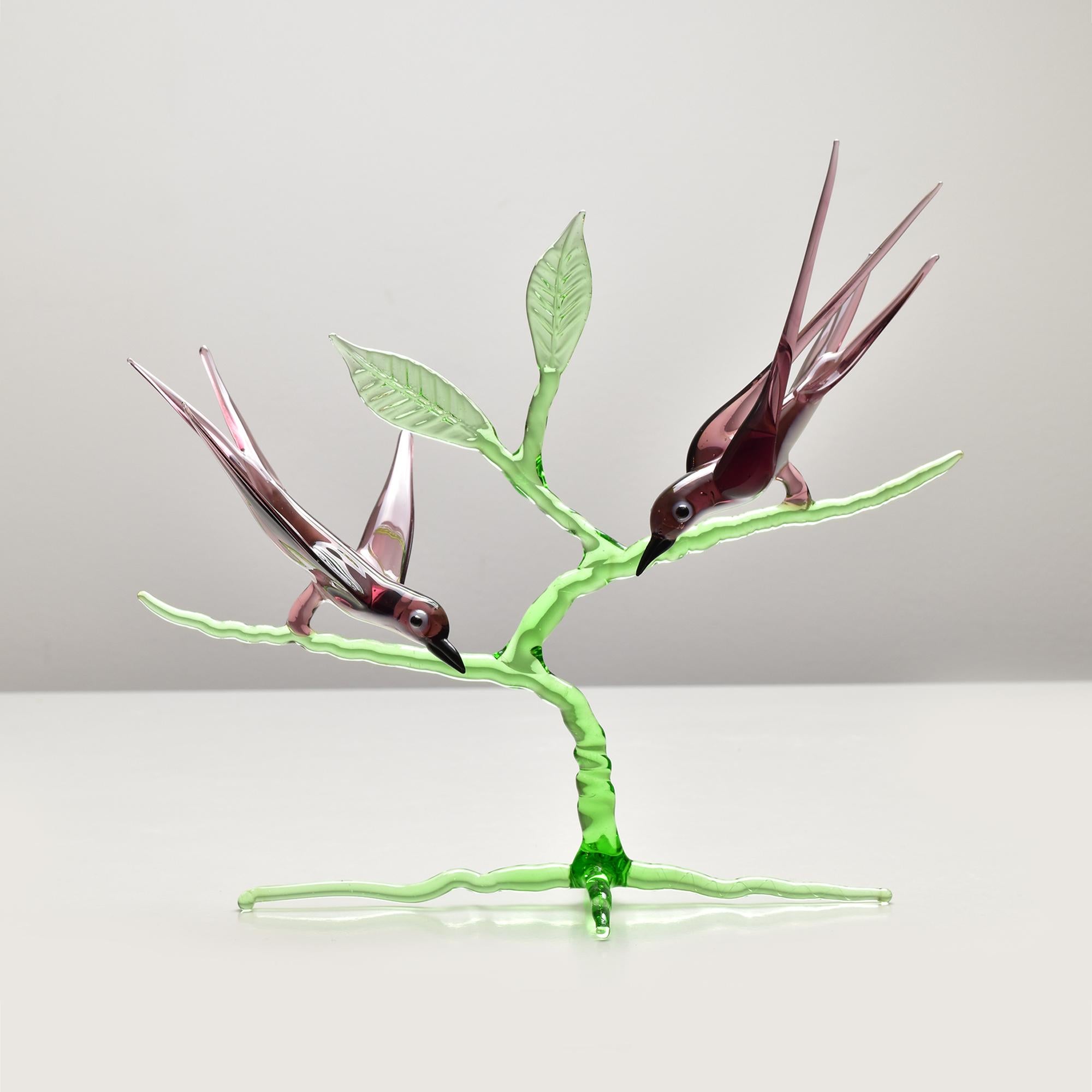 Milieu du XXe siècle Delicate Mid Century Murano Art Glass Figurine Sculpture Swallows on a Branch en vente