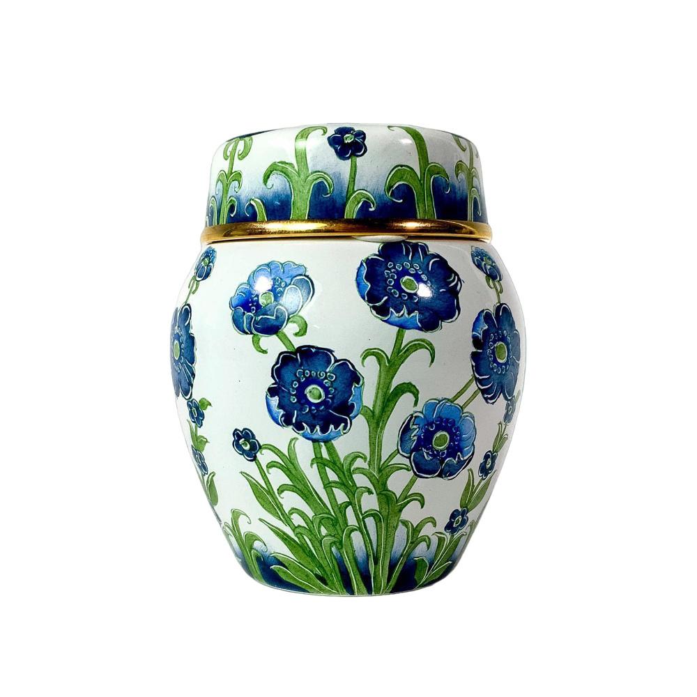 Delicate Moorcroft Elliot Hall Enamels Small Ginger Jar BOXED
Lidded ginger jar decorated with blue anemone on white ground; fashioned of enamel on copper.
Issued: 2001. Signed.
Size: 2 3/4 in. (6.99 cm.)