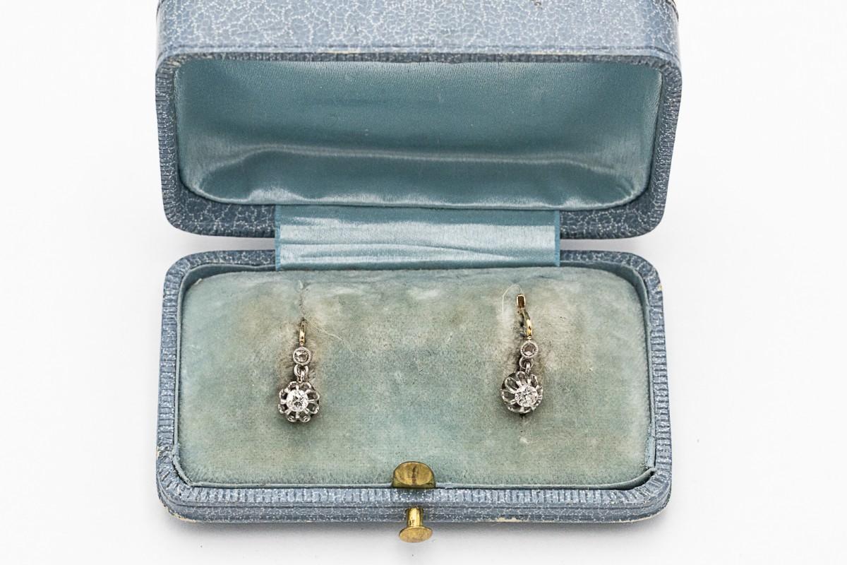 Orecchini classici francesi con diamanti taglio vecchio, circa 0,20ct.

Origine: Francia, prima metà del XX secolo, circa 1920 - marchi conservati

Orecchini in oro giallo 18 carati, pr. 0,750 ed elementi in platino

Decorato con due diamanti taglio