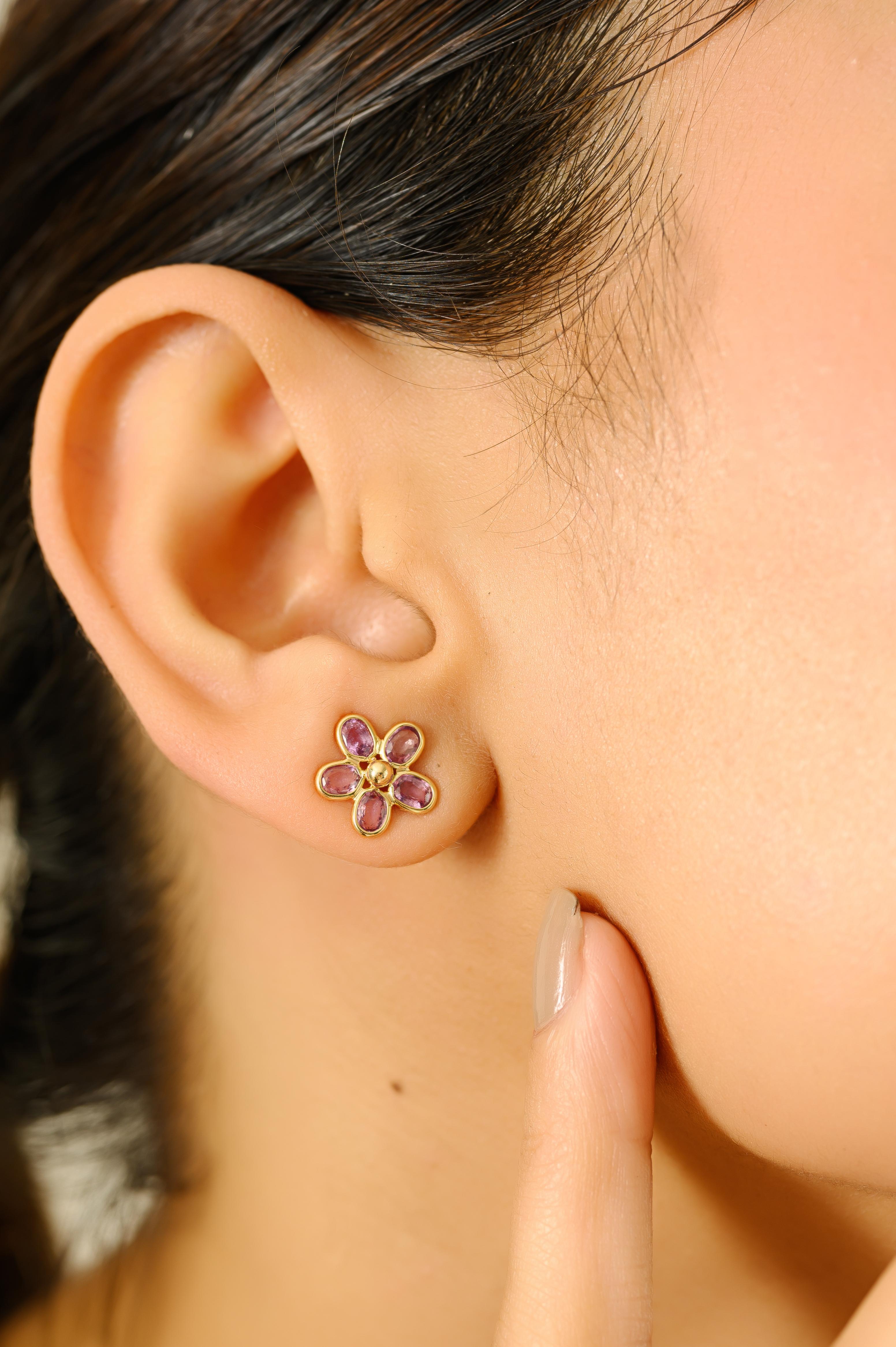 Célébrez le charme de la Nature avec ces boucles d'oreilles exquises inspirées de fleurs, réalisées en or jaune 14k radieux. Chaque boucle d'oreille est ornée de cinq pierres précieuses roses méticuleusement serties, totalisant 2,15 carats,