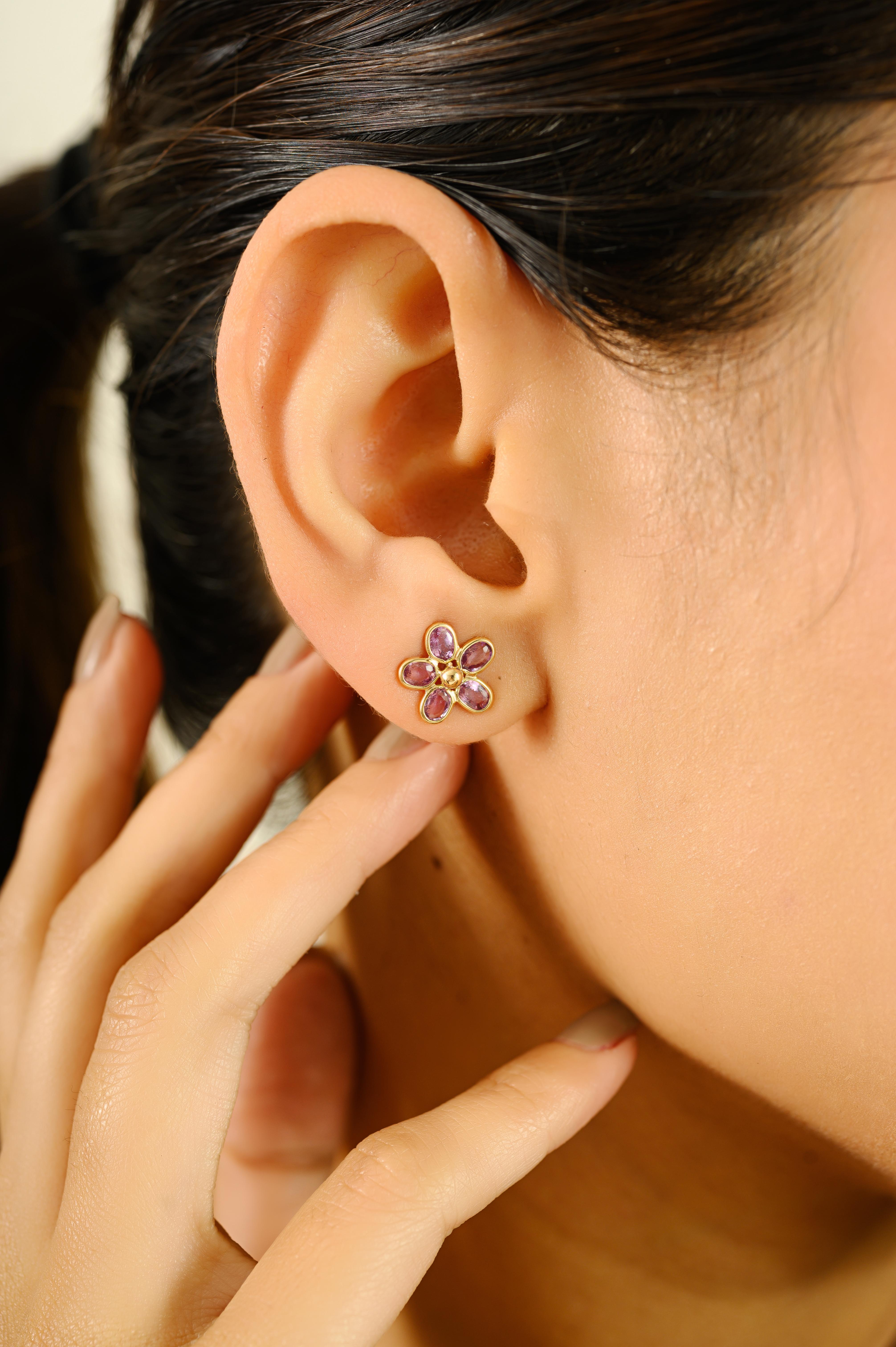 Taille ovale Boucles d'oreilles fleur en or jaune 14k, saphir rose ovale et délicat en vente