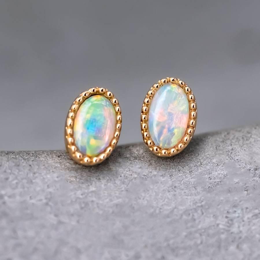 Delicados pendientes de ópalo macizo australiano de forma ovalada de oro amarillo de 18 quilates.


Envío nacional gratuito USPS First Class  ¡Garantía limitada gratuita de un año!  ¡Bolsa o caja de regalo gratis con cada pedido!



El ópalo, la
