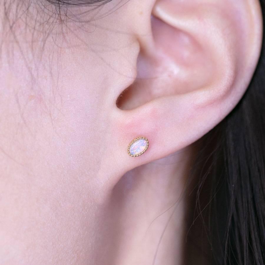 Delicados Pendientes de Ópalo Ovalado de Oro Amarillo de 18 K Artes y manualidades en venta
