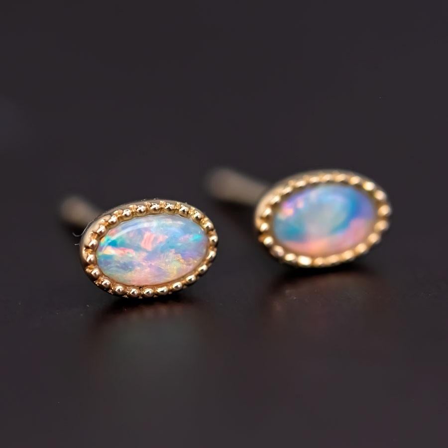 Delicados Pendientes de Ópalo Ovalado de Oro Amarillo de 18 K Corte oval en venta