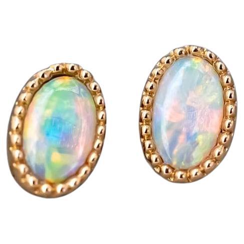 Zarte ovale Opal-Ohrstecker aus 18K Gelbgold