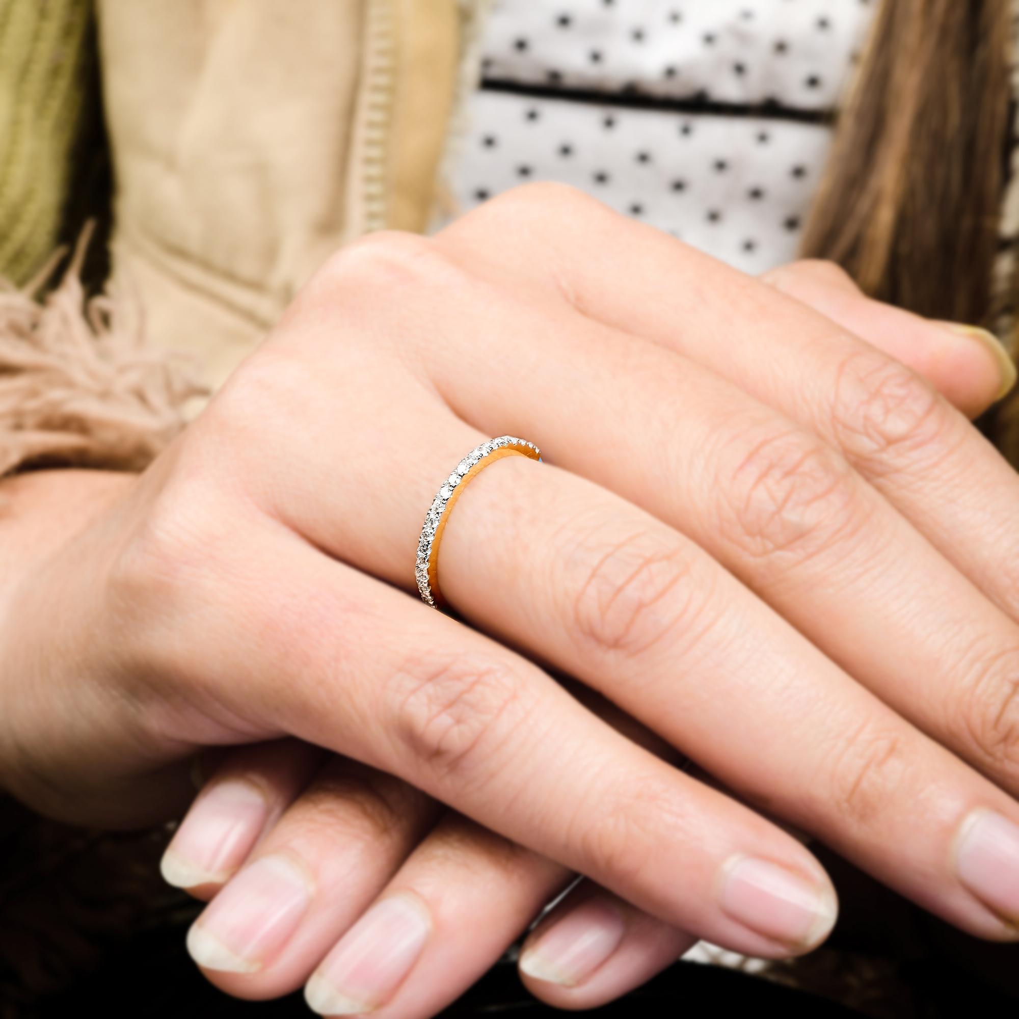 in vendita:  Delicato anello a mezza eternità con diamante Pave e smalto blu in oro giallo 14 carati 2