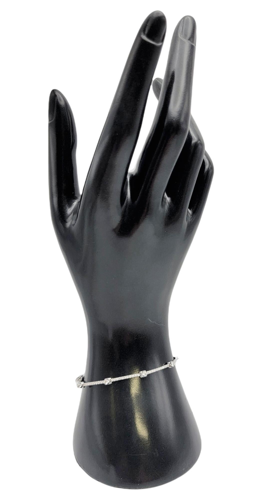 Bracelet à maillons station délicat en or blanc 18 carats avec diamants ronds pavés en vente 8