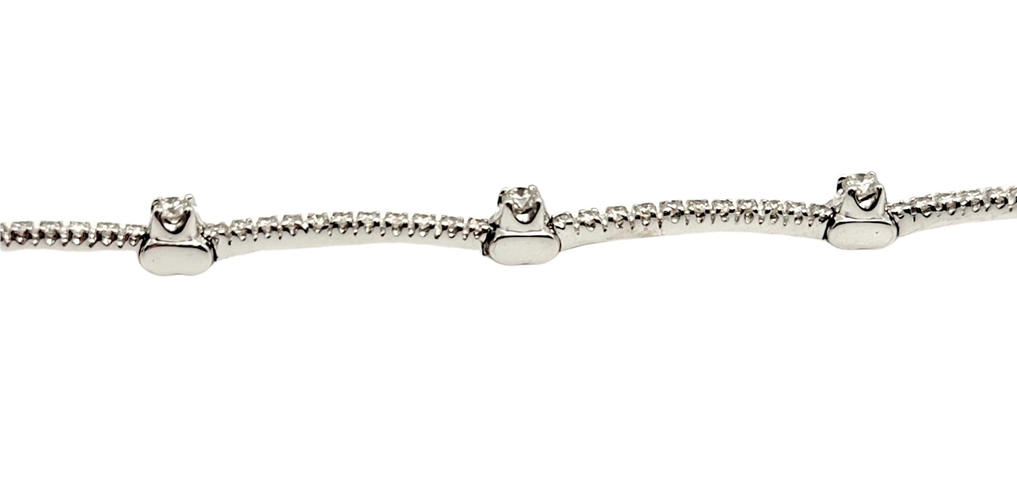Bracelet à maillons station délicat en or blanc 18 carats avec diamants ronds pavés Bon état - En vente à Scottsdale, AZ