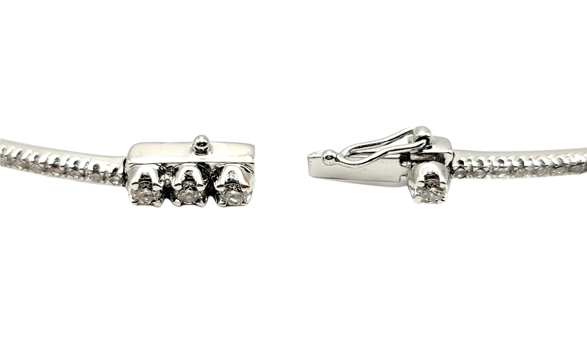 Bracelet à maillons station délicat en or blanc 18 carats avec diamants ronds pavés en vente 3