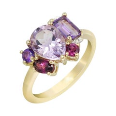 Delicado y Precioso Anillo de Tres Piedras de Oro Amarillo con Granate y Amatista